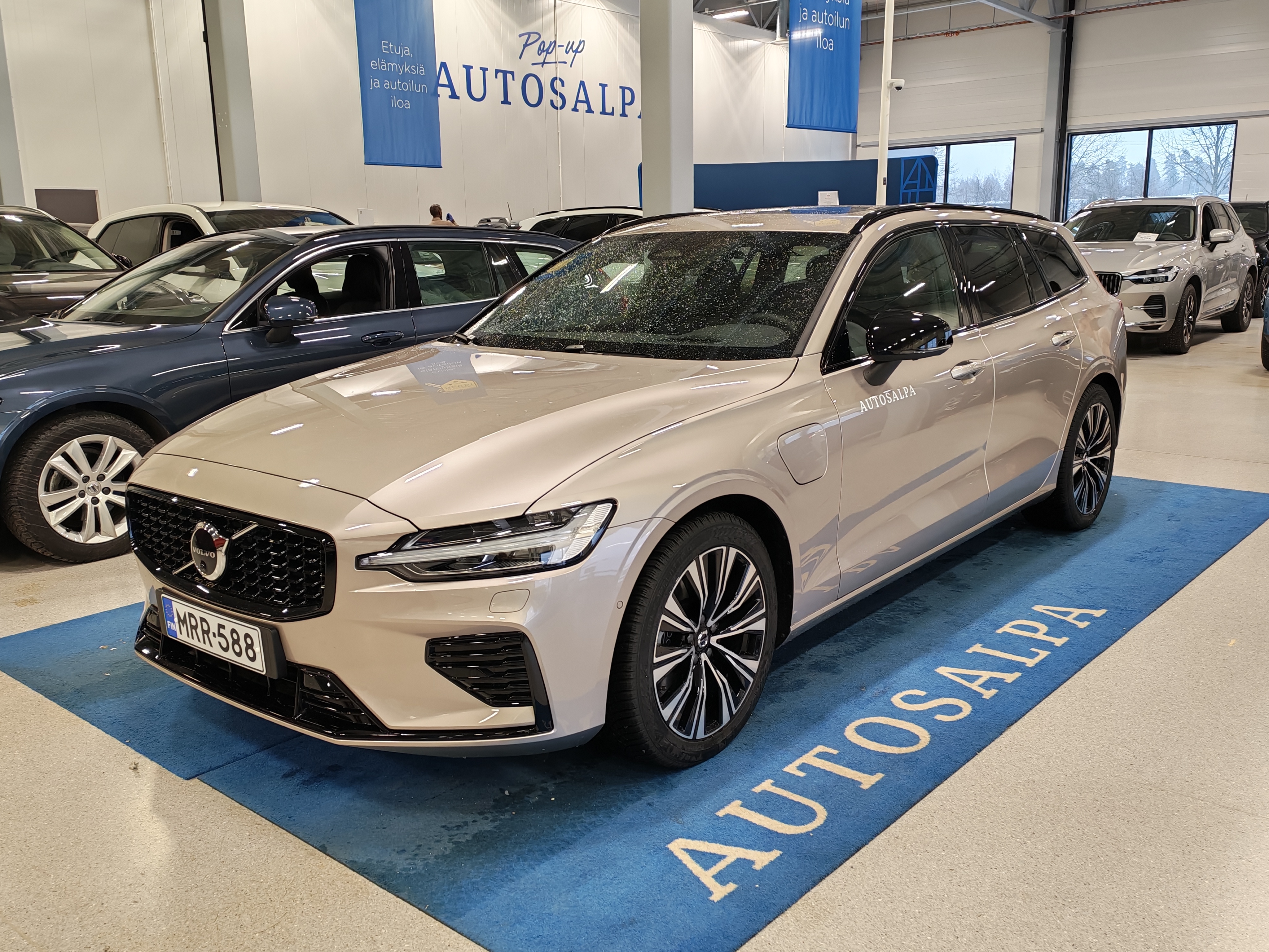 Volvo V60 T8 AWD LONG RANGE HIGH PERFORMANCE ULTRA DARK.