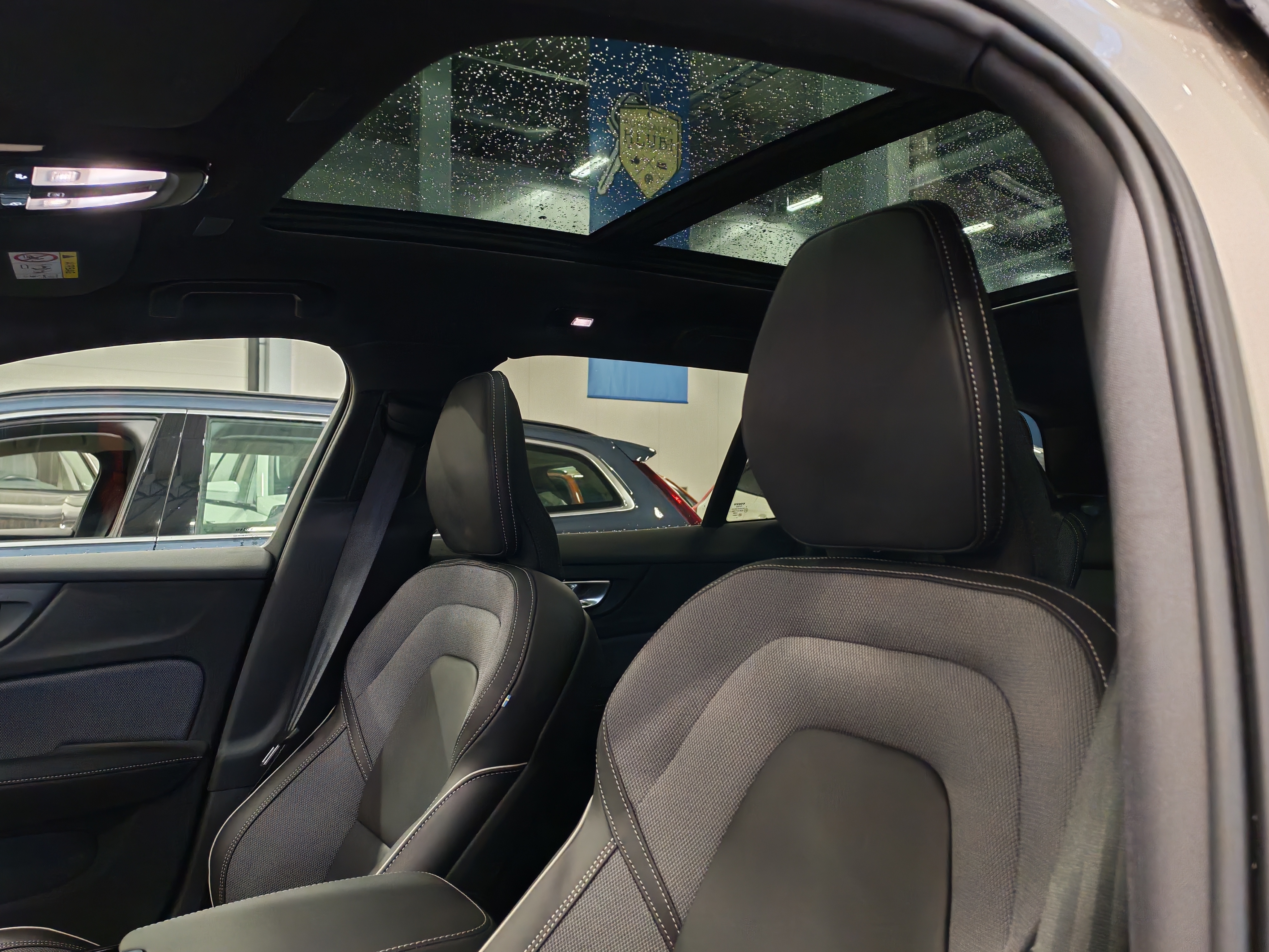 Volvo V60 T8 AWD LONG RANGE HIGH PERFORMANCE ULTRA DARK.