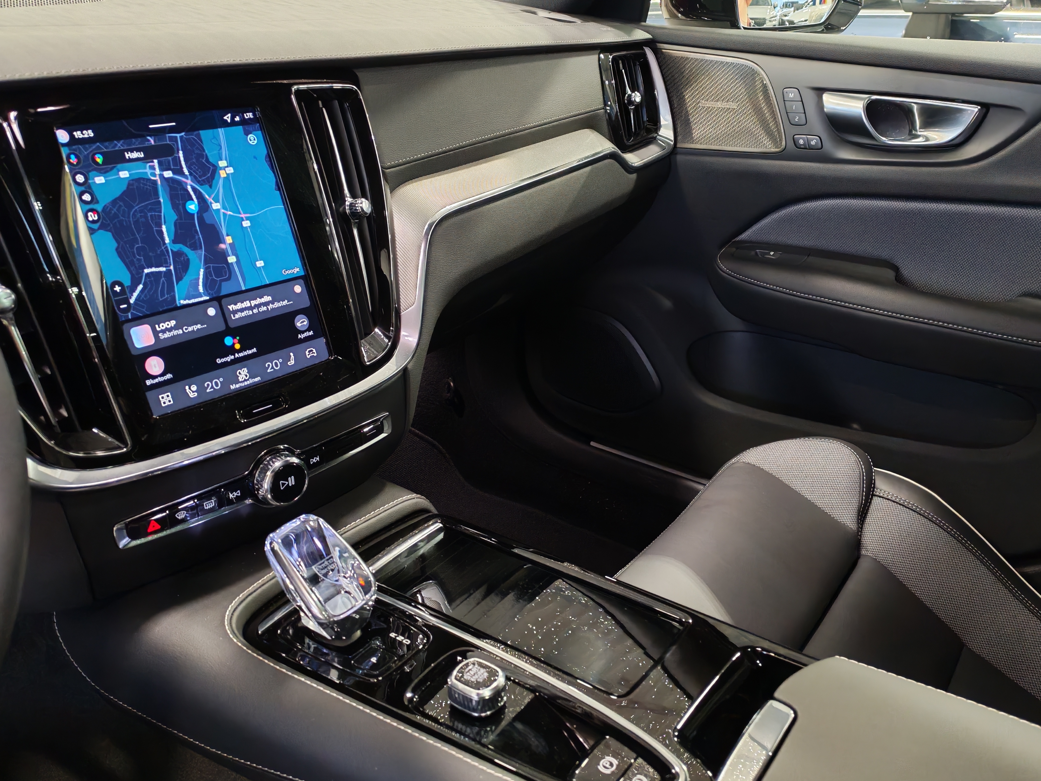 Volvo V60 T8 AWD LONG RANGE HIGH PERFORMANCE ULTRA DARK.