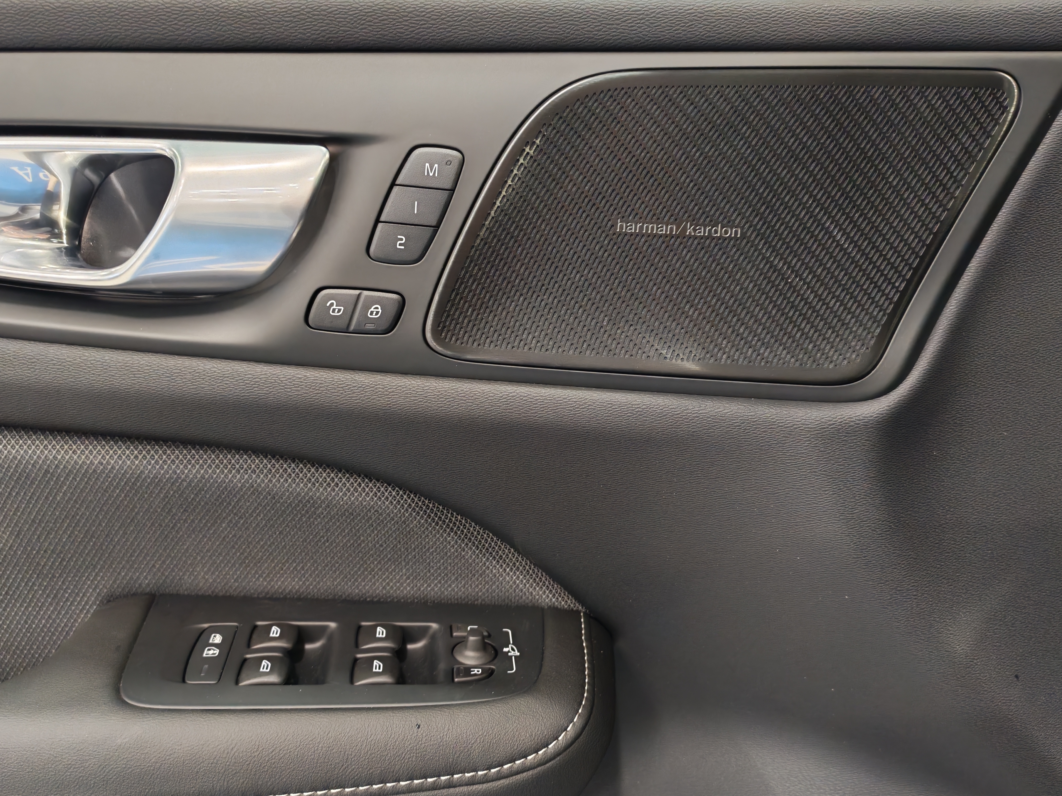 Volvo V60 T8 AWD LONG RANGE HIGH PERFORMANCE ULTRA DARK.