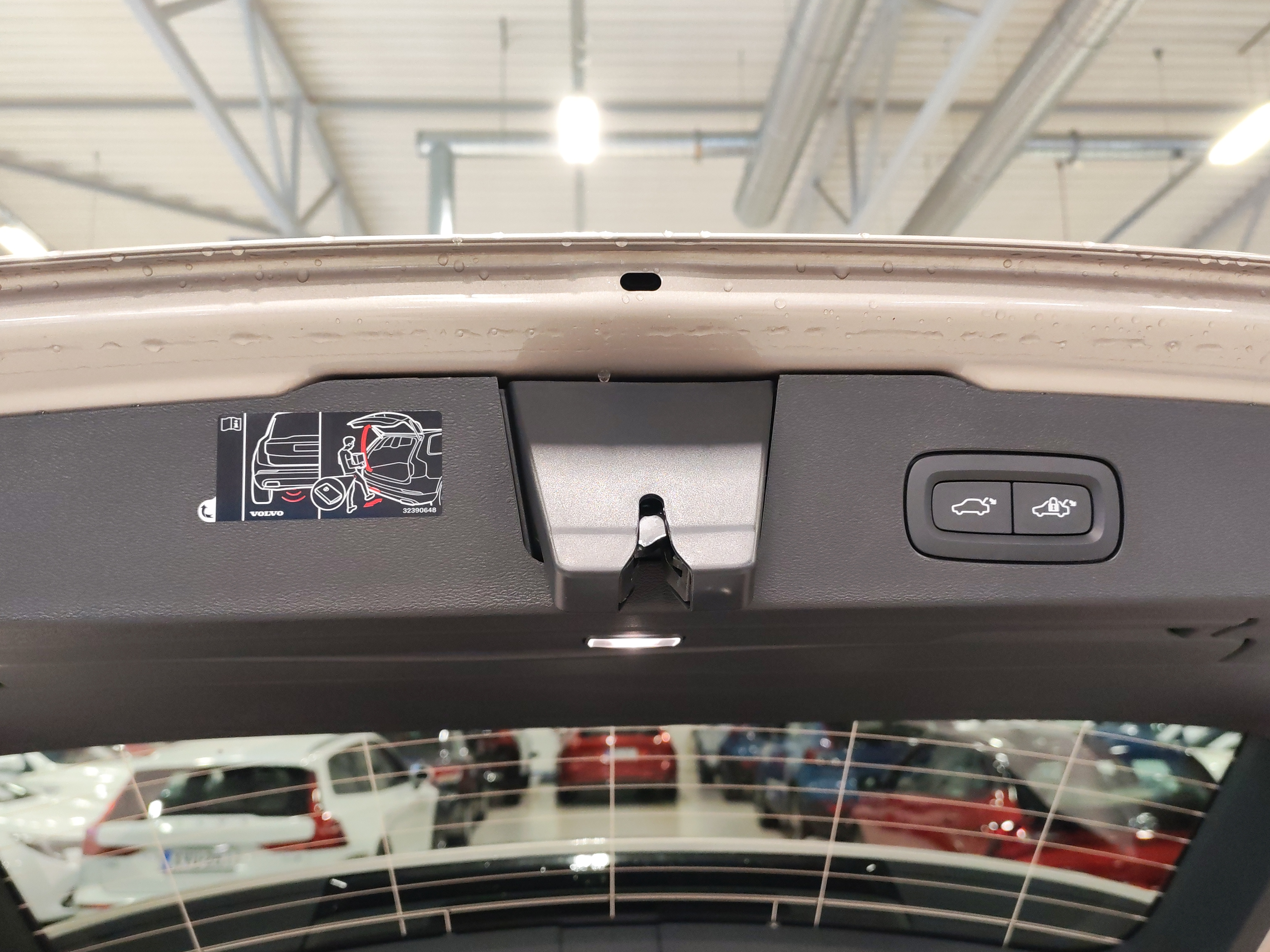 Volvo V60 T8 AWD LONG RANGE HIGH PERFORMANCE ULTRA DARK.