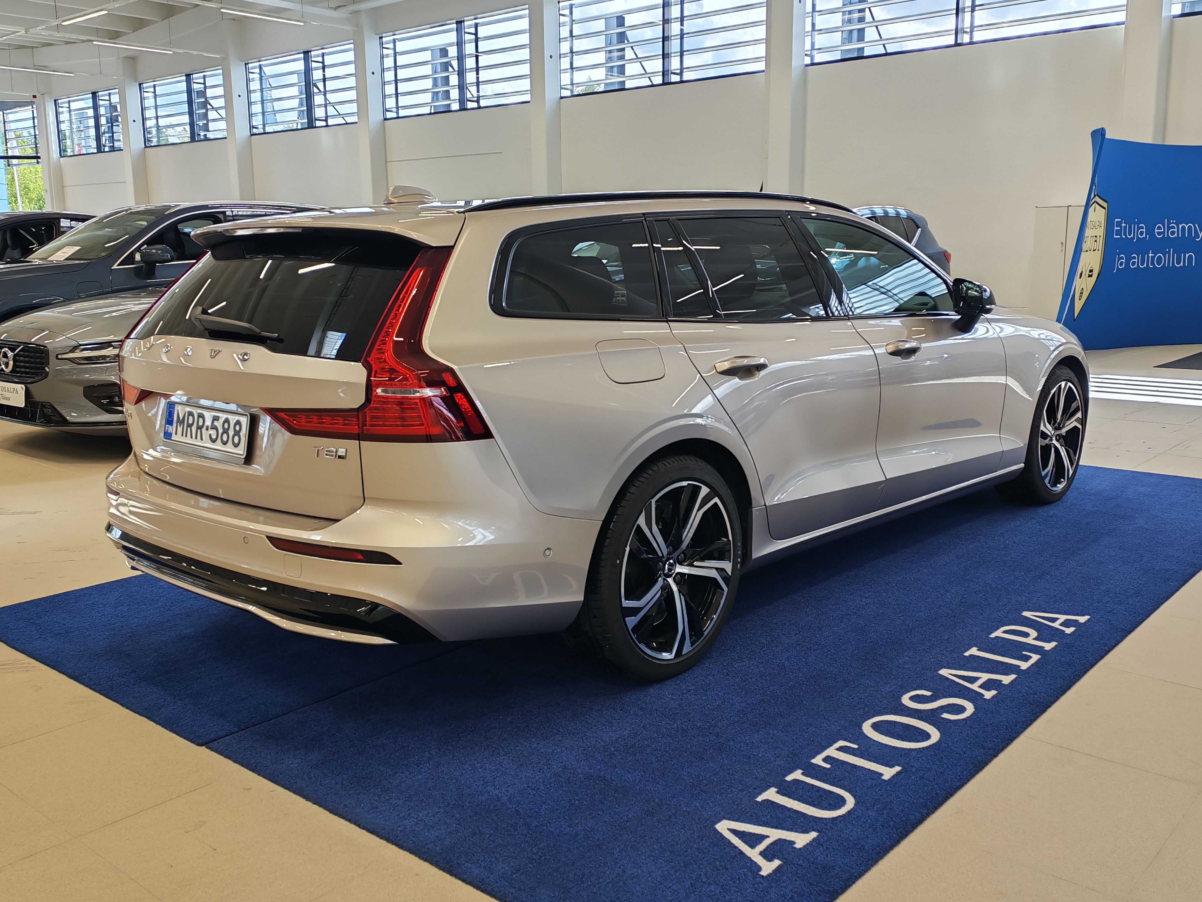 Volvo V60 T8 AWD LONG RANGE ULTRA DARK.
