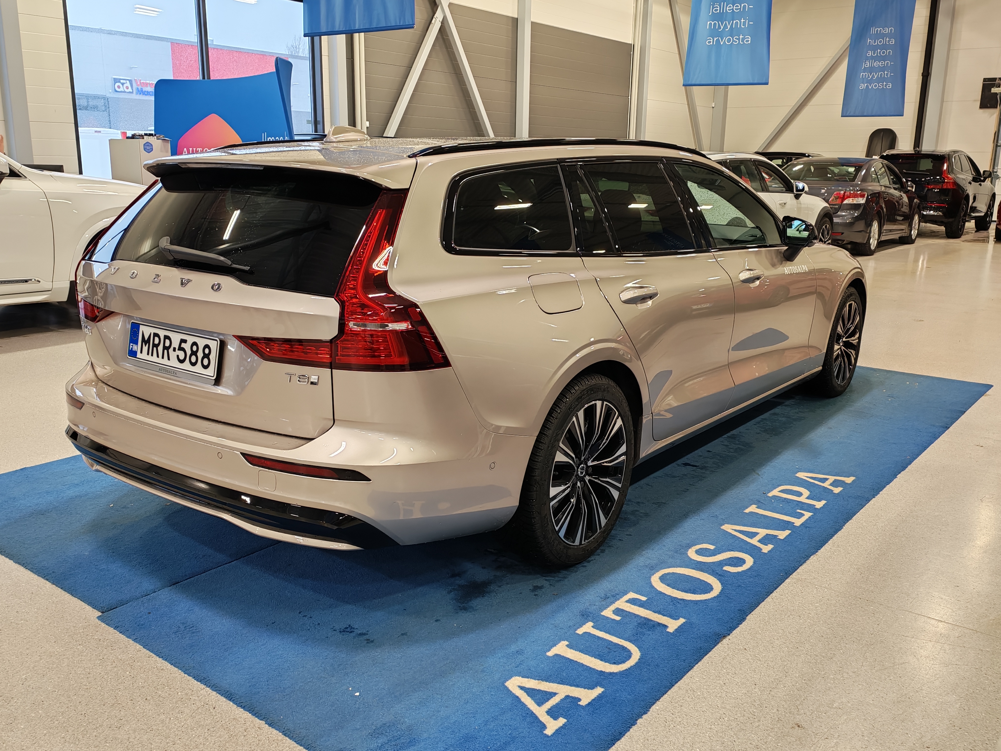 Volvo V60 T8 AWD LONG RANGE HIGH PERFORMANCE ULTRA DARK.
