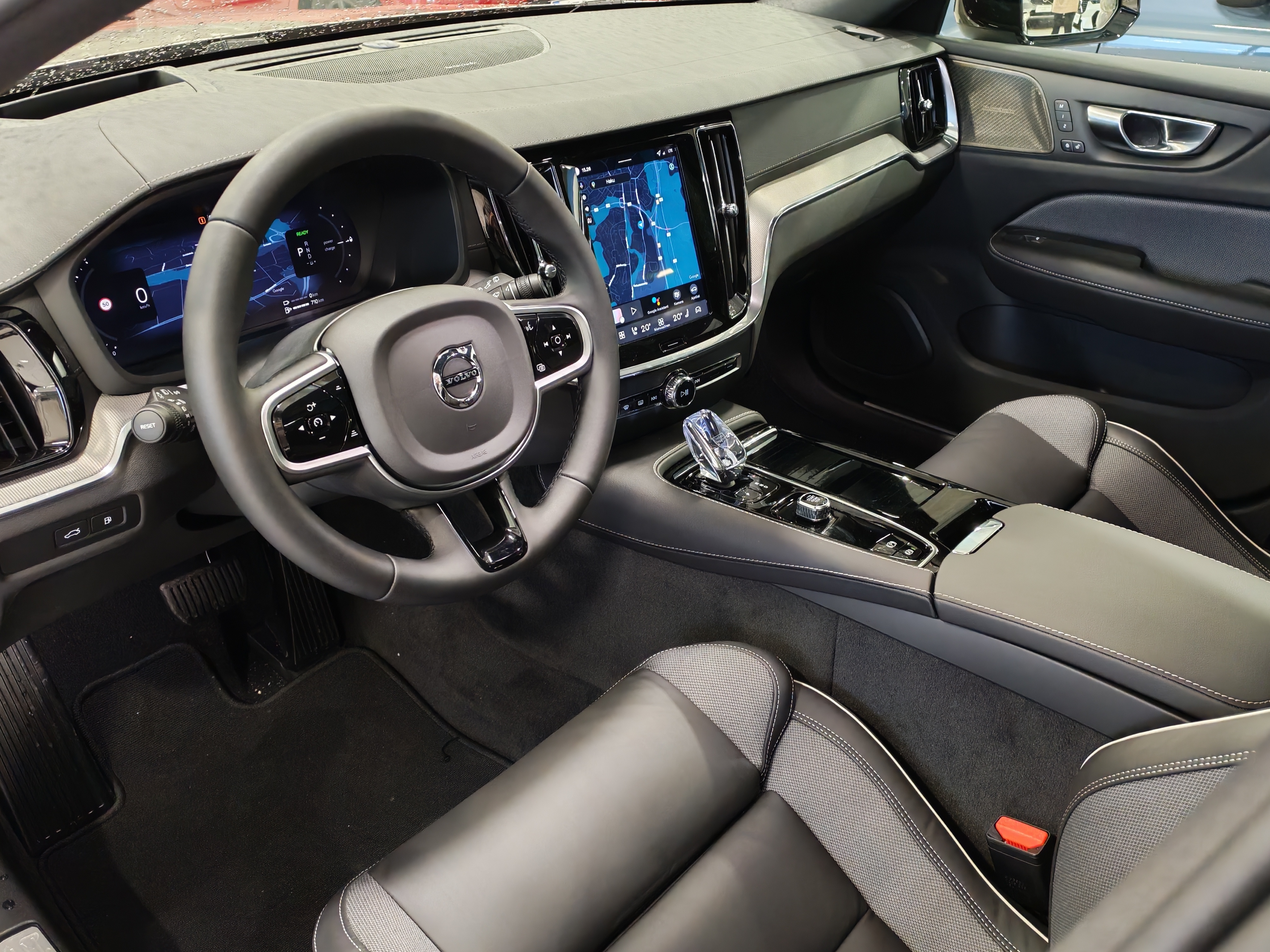 Volvo V60 T8 AWD LONG RANGE HIGH PERFORMANCE ULTRA DARK.