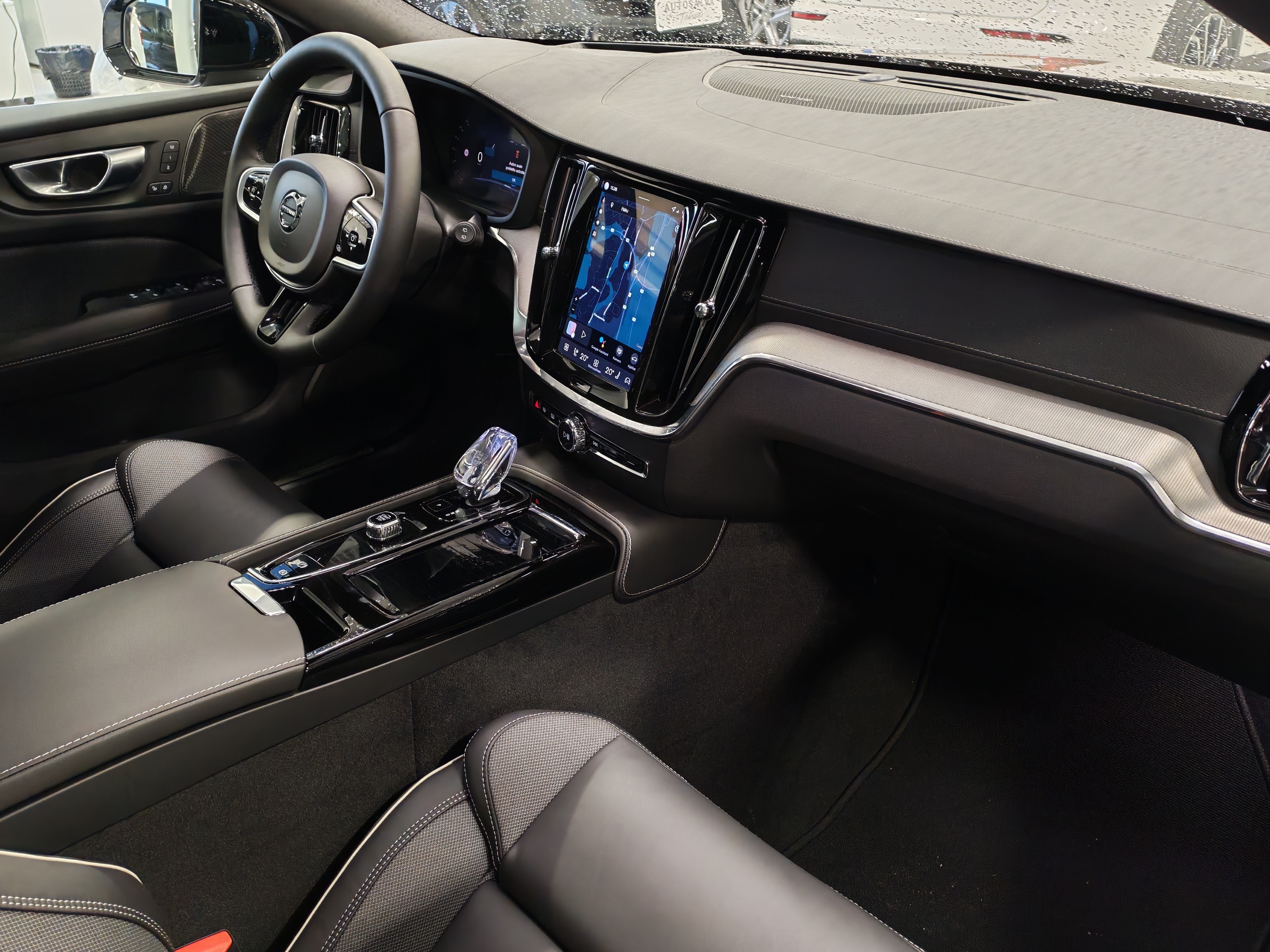Volvo V60 T8 AWD LONG RANGE ULTRA DARK.