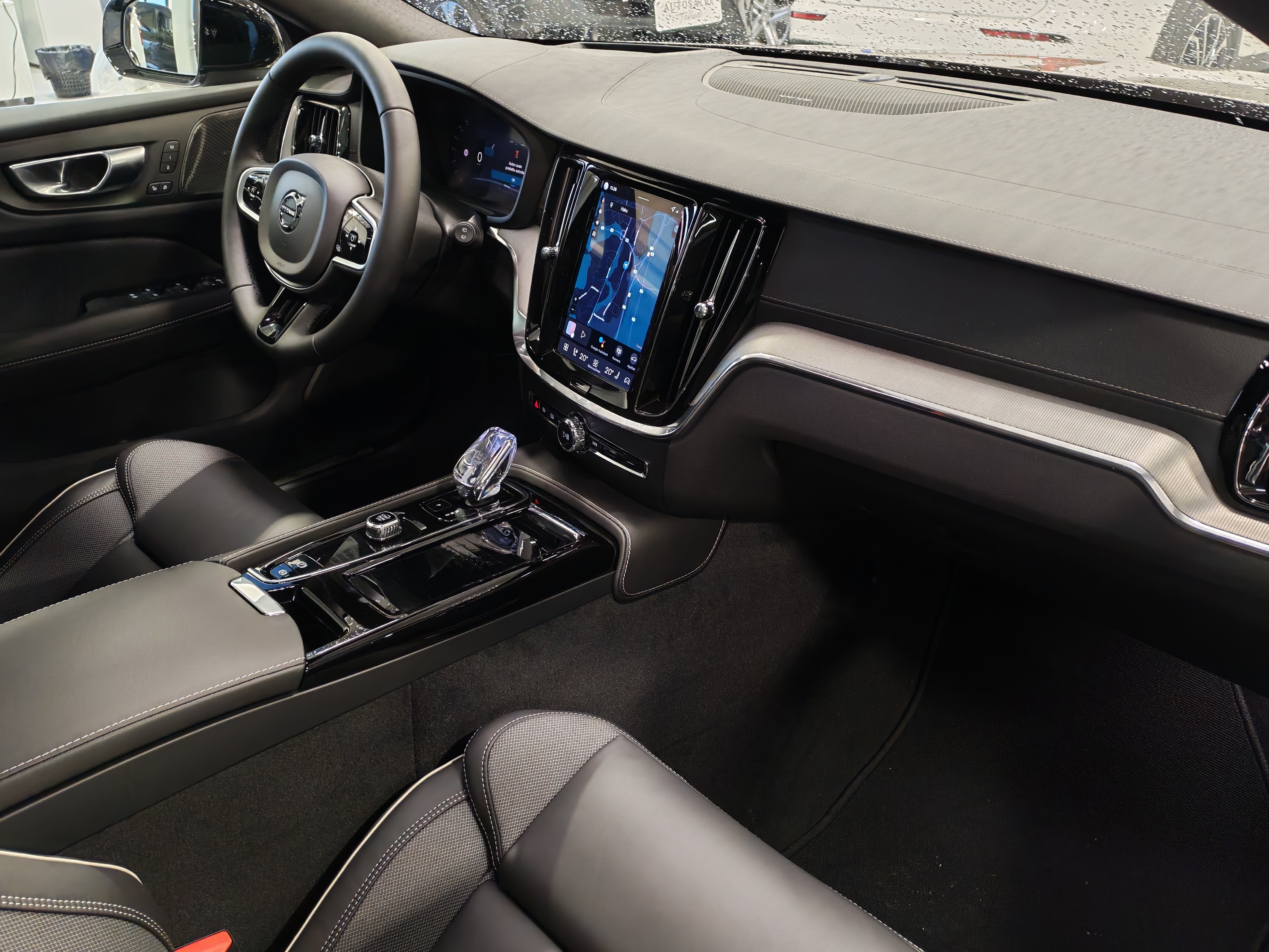 Volvo V60 T8 AWD LONG RANGE HIGH PERFORMANCE ULTRA DARK.