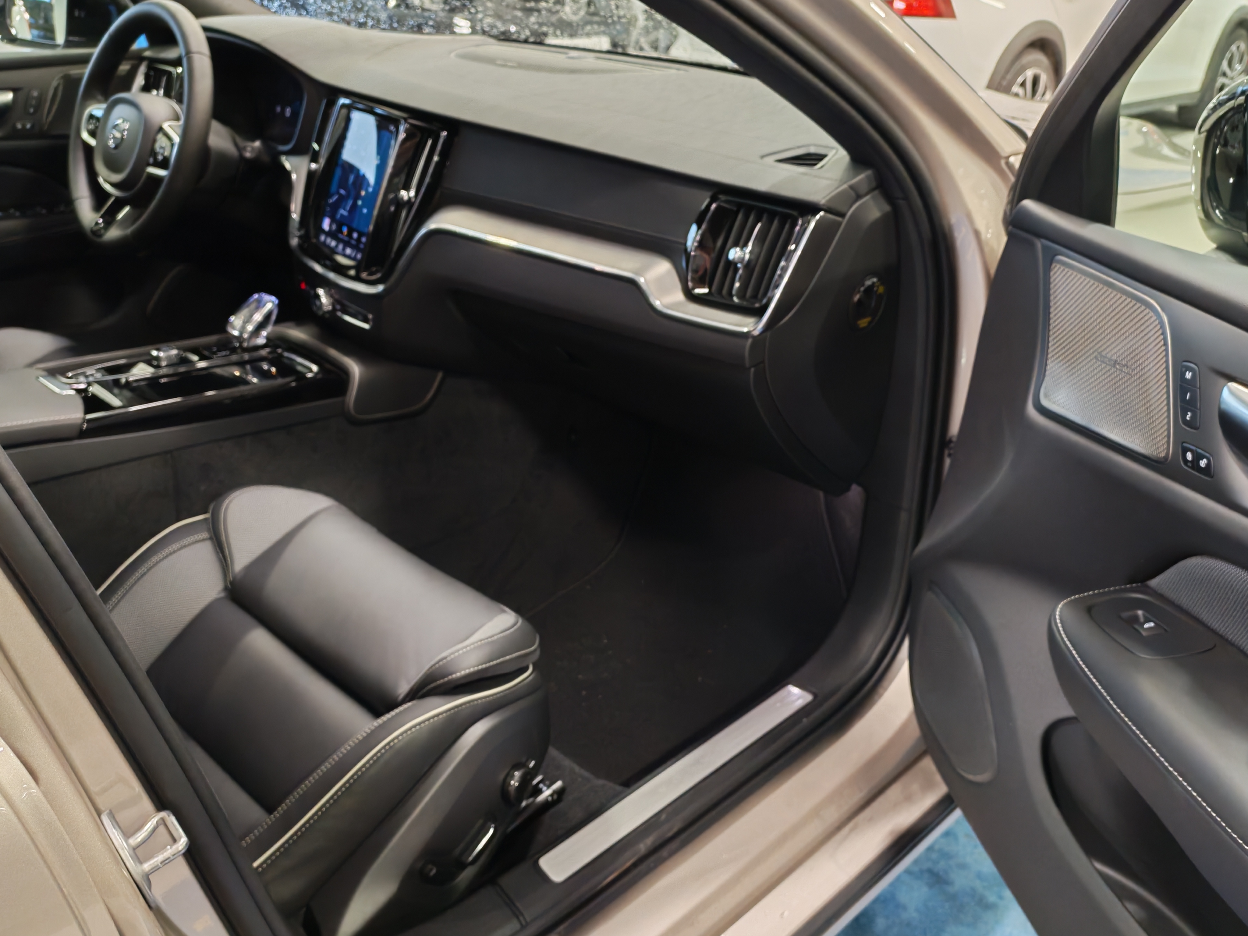 Volvo V60 T8 AWD LONG RANGE HIGH PERFORMANCE ULTRA DARK.