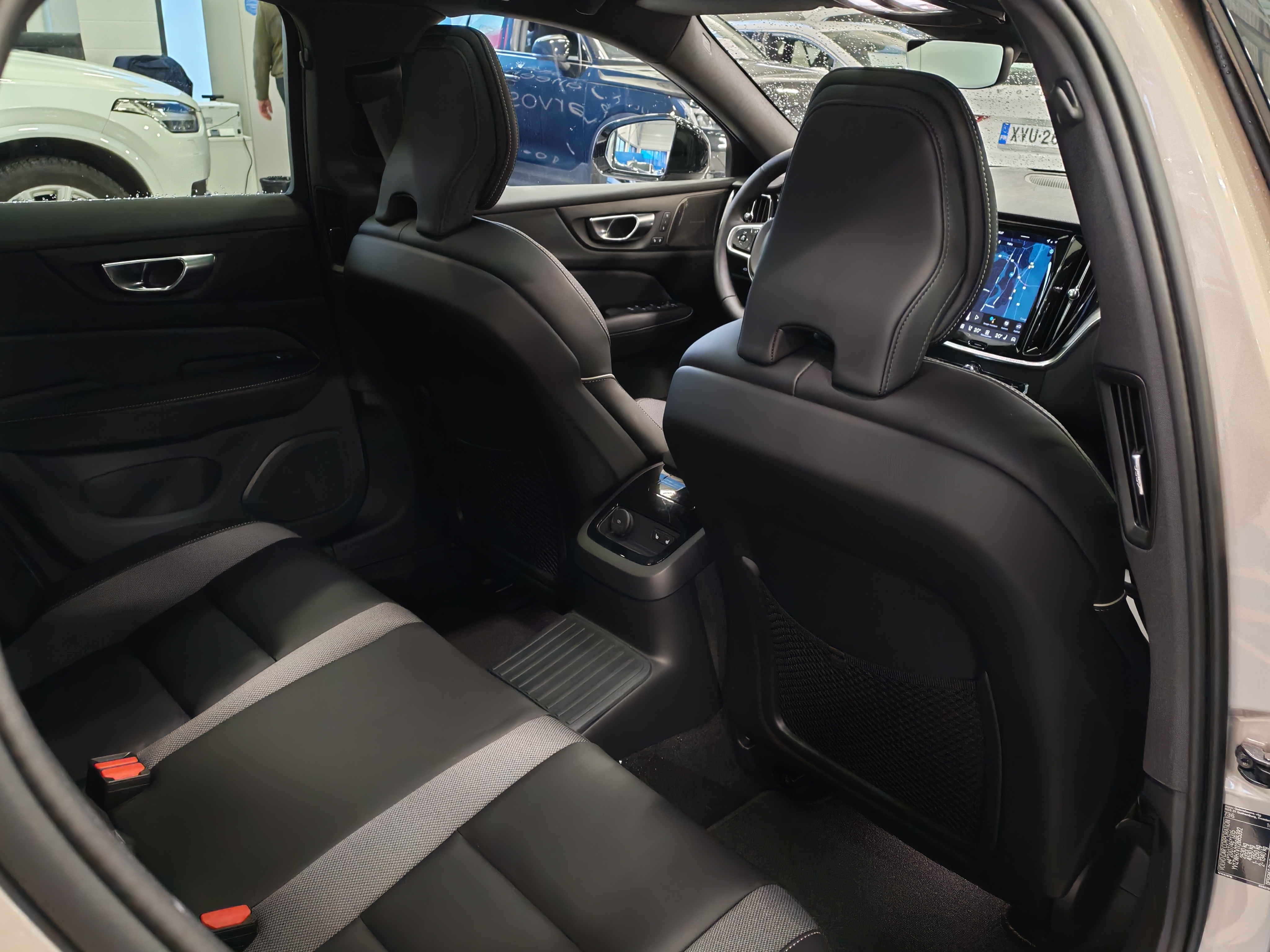 Volvo V60 T8 AWD LONG RANGE HIGH PERFORMANCE ULTRA DARK.