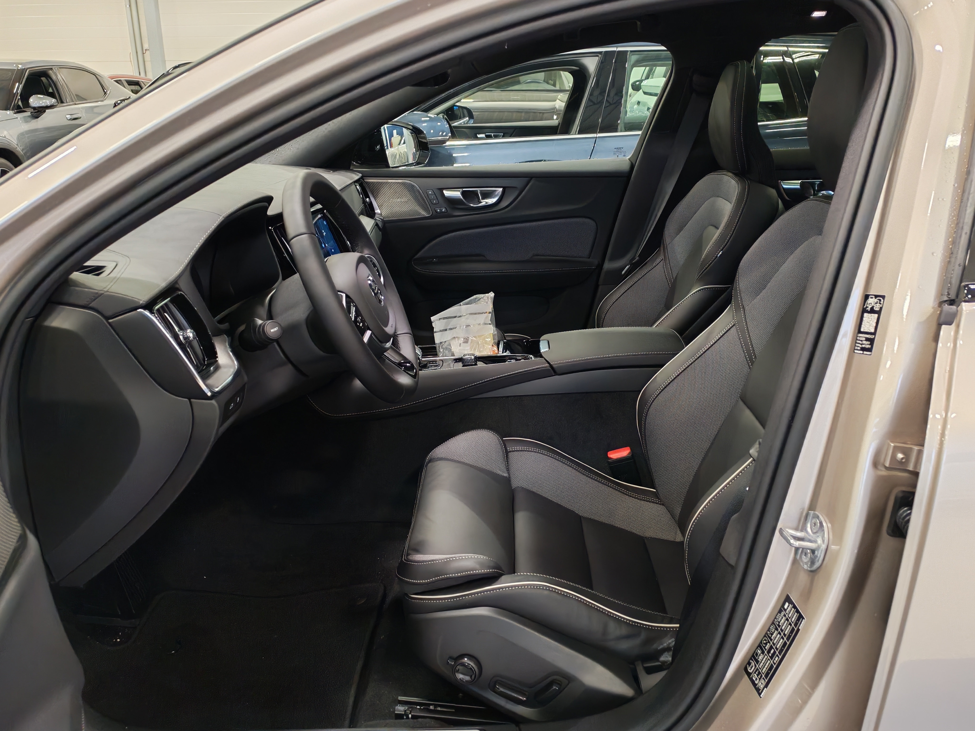 Volvo V60 T8 AWD LONG RANGE HIGH PERFORMANCE ULTRA DARK.