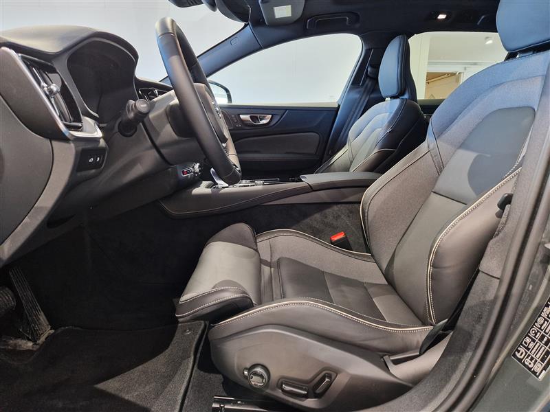 Volvo V60 T8 AWD LONG RANGE HIGH PERFORMANCE ULTRA DARK