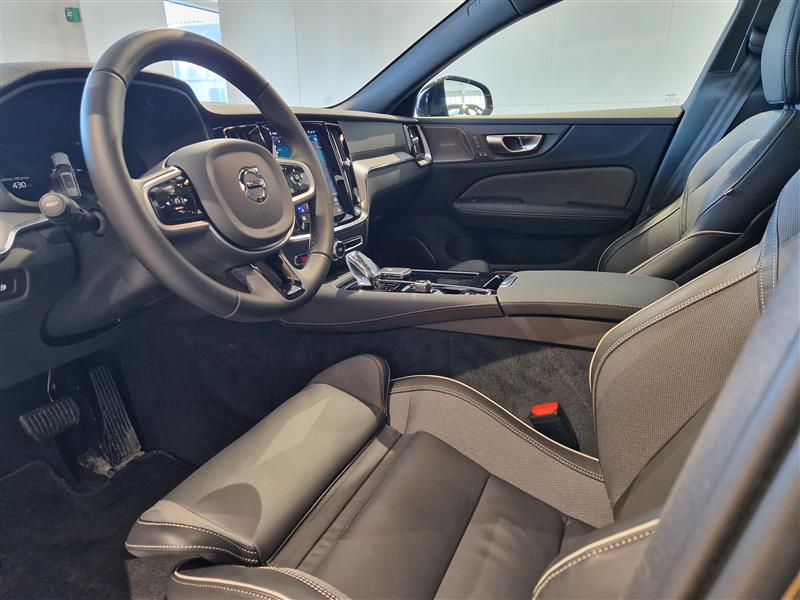 Volvo V60 T8 AWD LONG RANGE HIGH PERFORMANCE ULTRA DARK