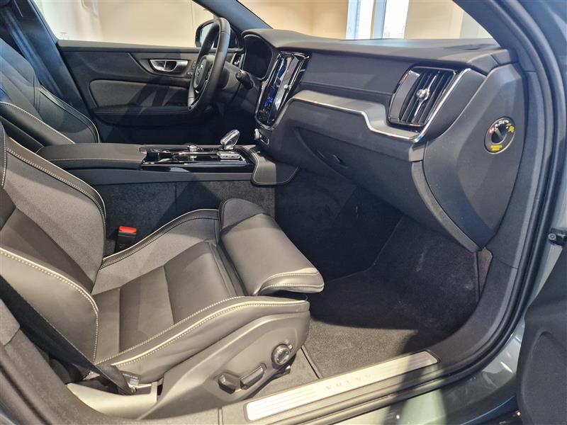 Volvo V60 T8 AWD LONG RANGE HIGH PERFORMANCE ULTRA DARK