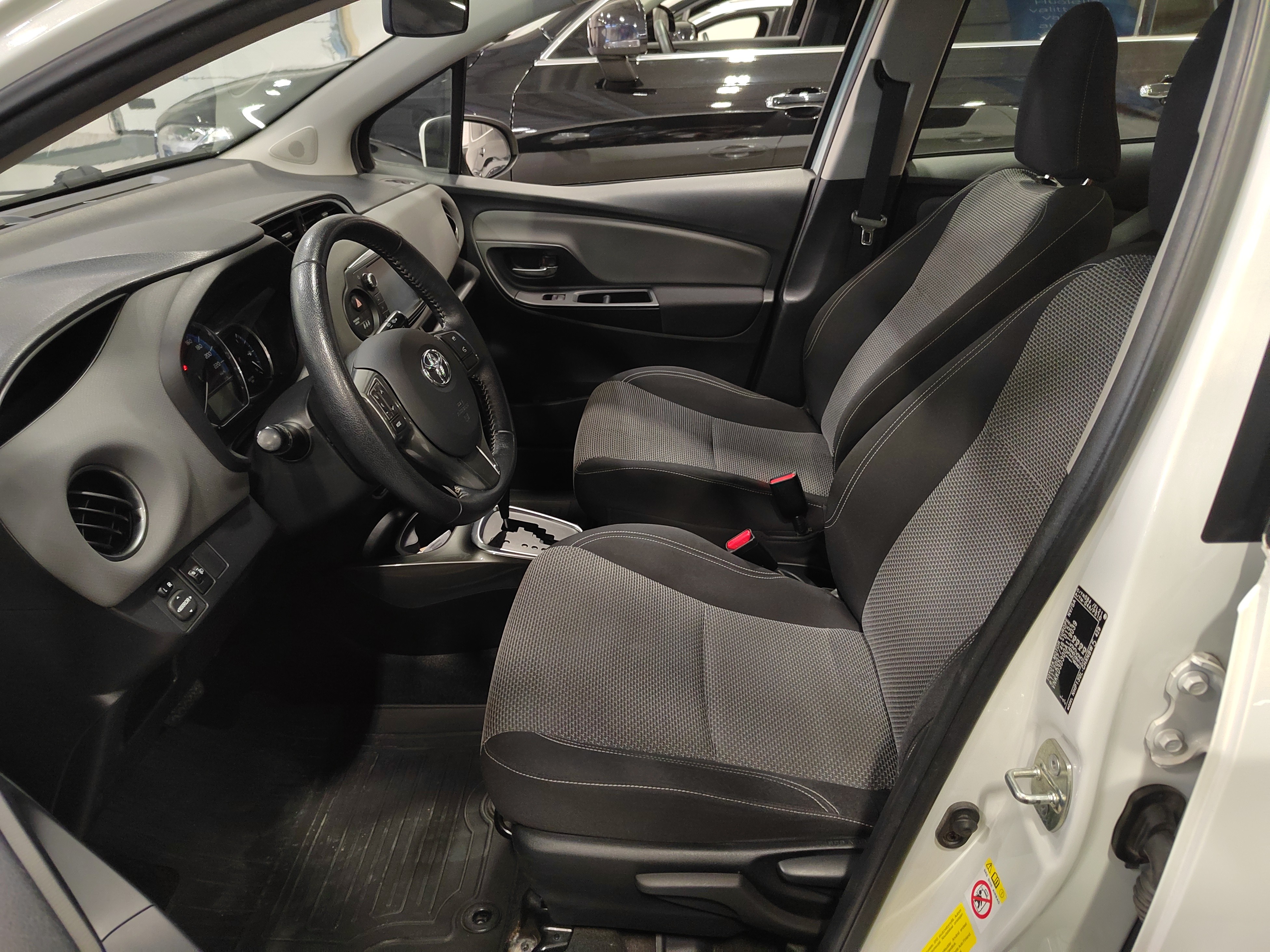 Toyota YARIS 1,5 HYBRID ACTIVE 5OV