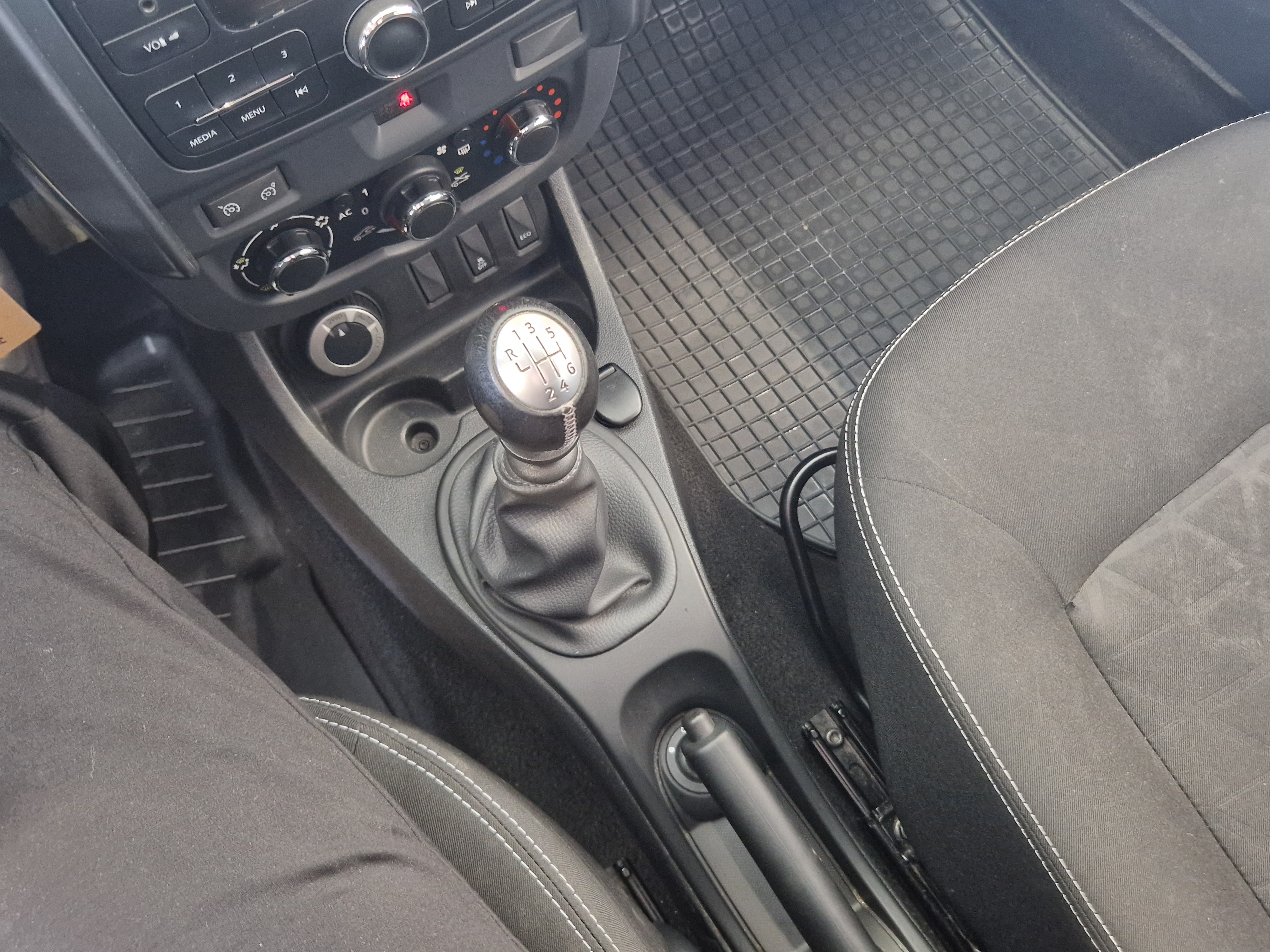 Dacia DUSTER DCI 110 4X4 LAUREATE