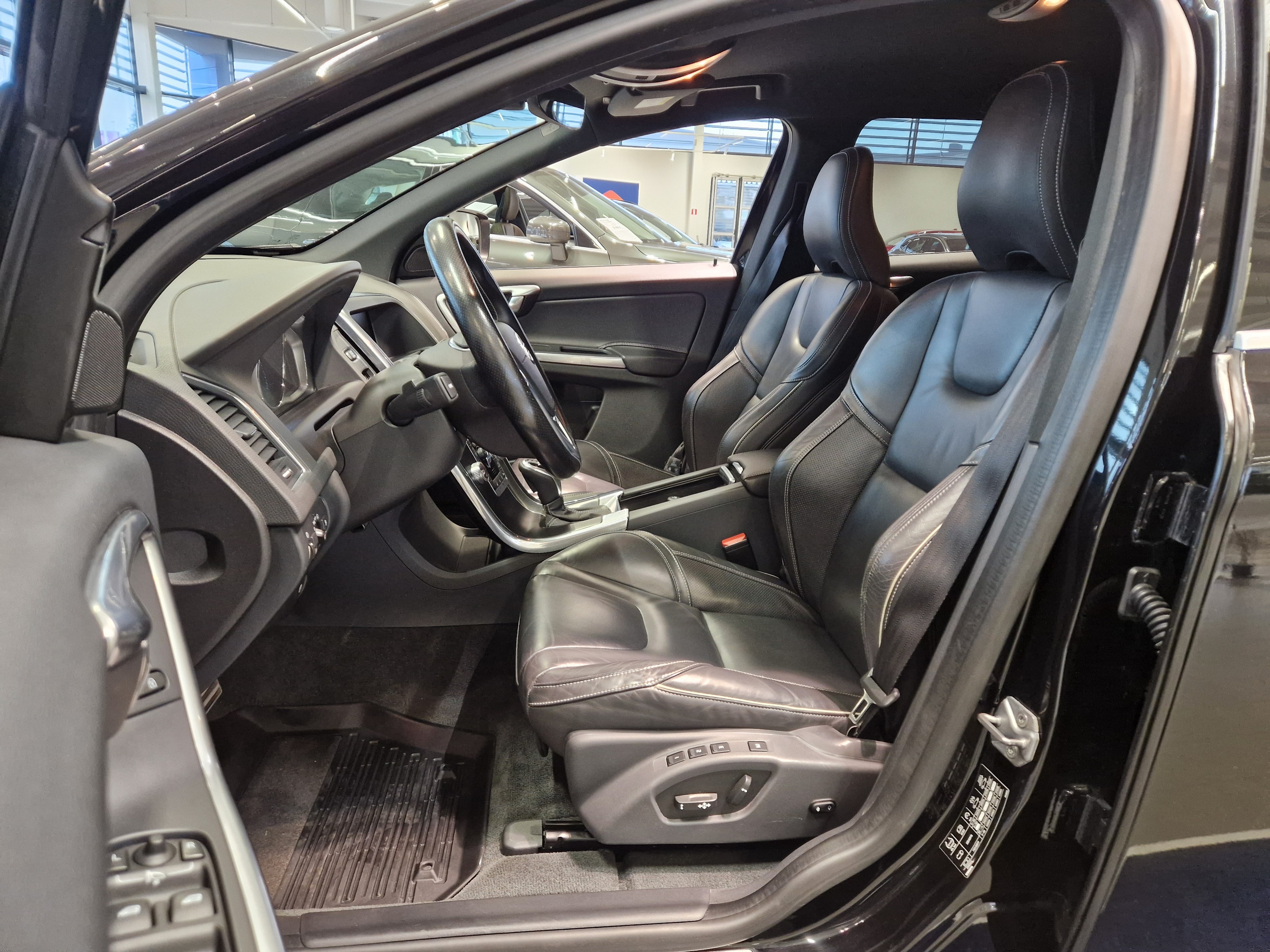 Volvo XC60 D5 AWD R-DESIGN EDITION AUT TAKUU 12KK/20TKM