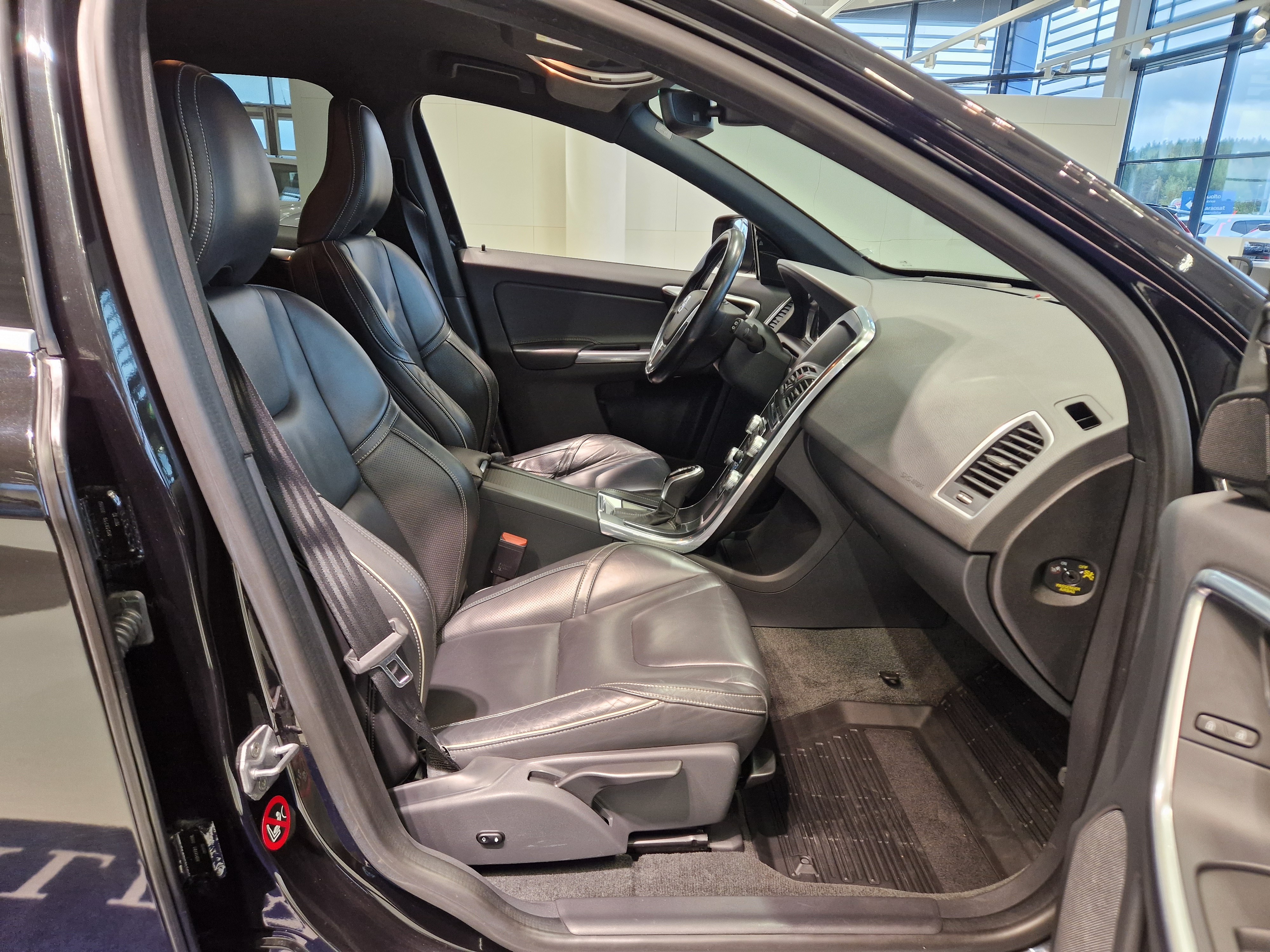 Volvo XC60 D5 AWD R-DESIGN EDITION AUT TAKUU 12KK/20TKM