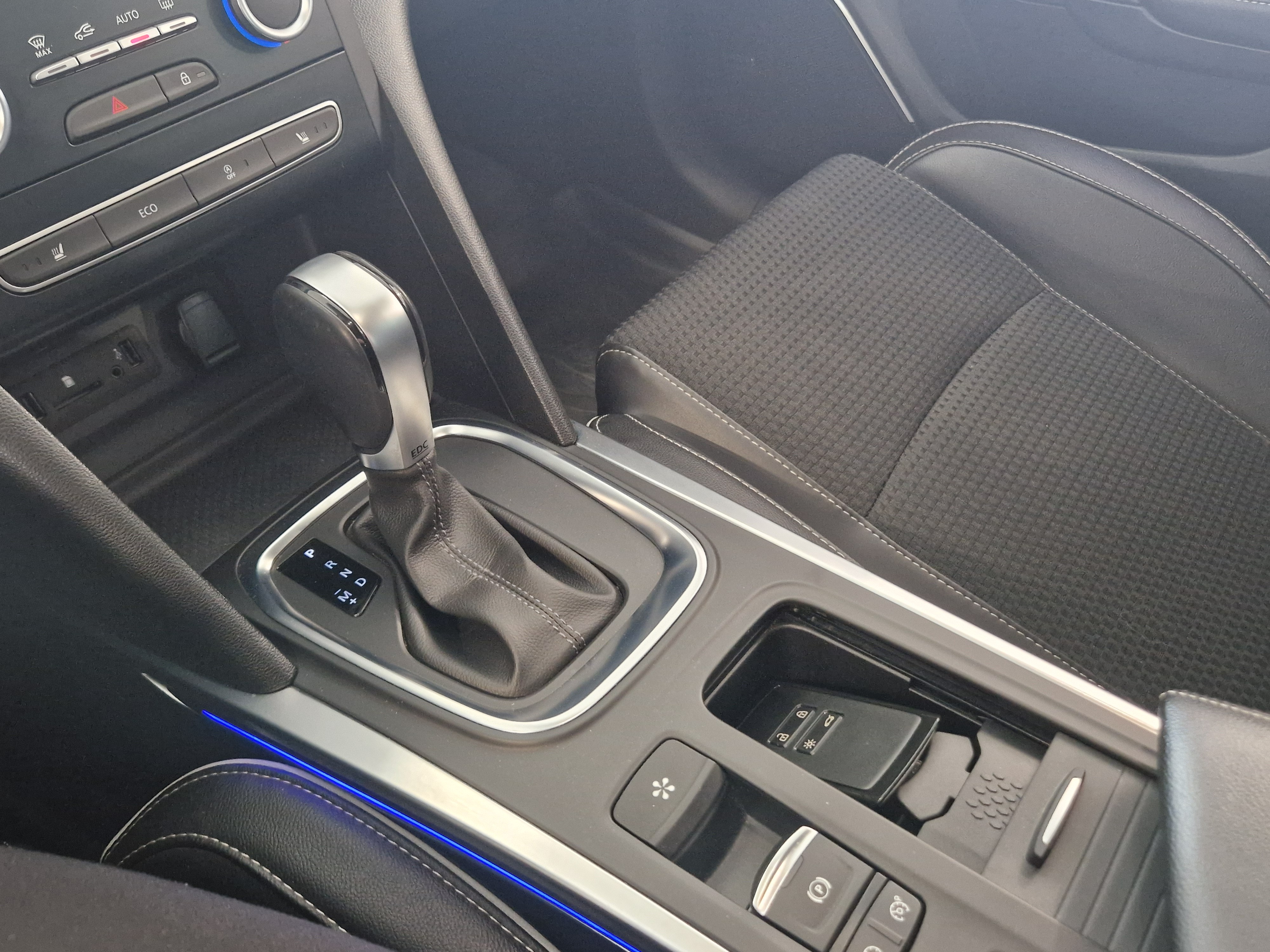 Renault MEGANE HATCHBACK TCE 130 EDC7-AUT BOSE
