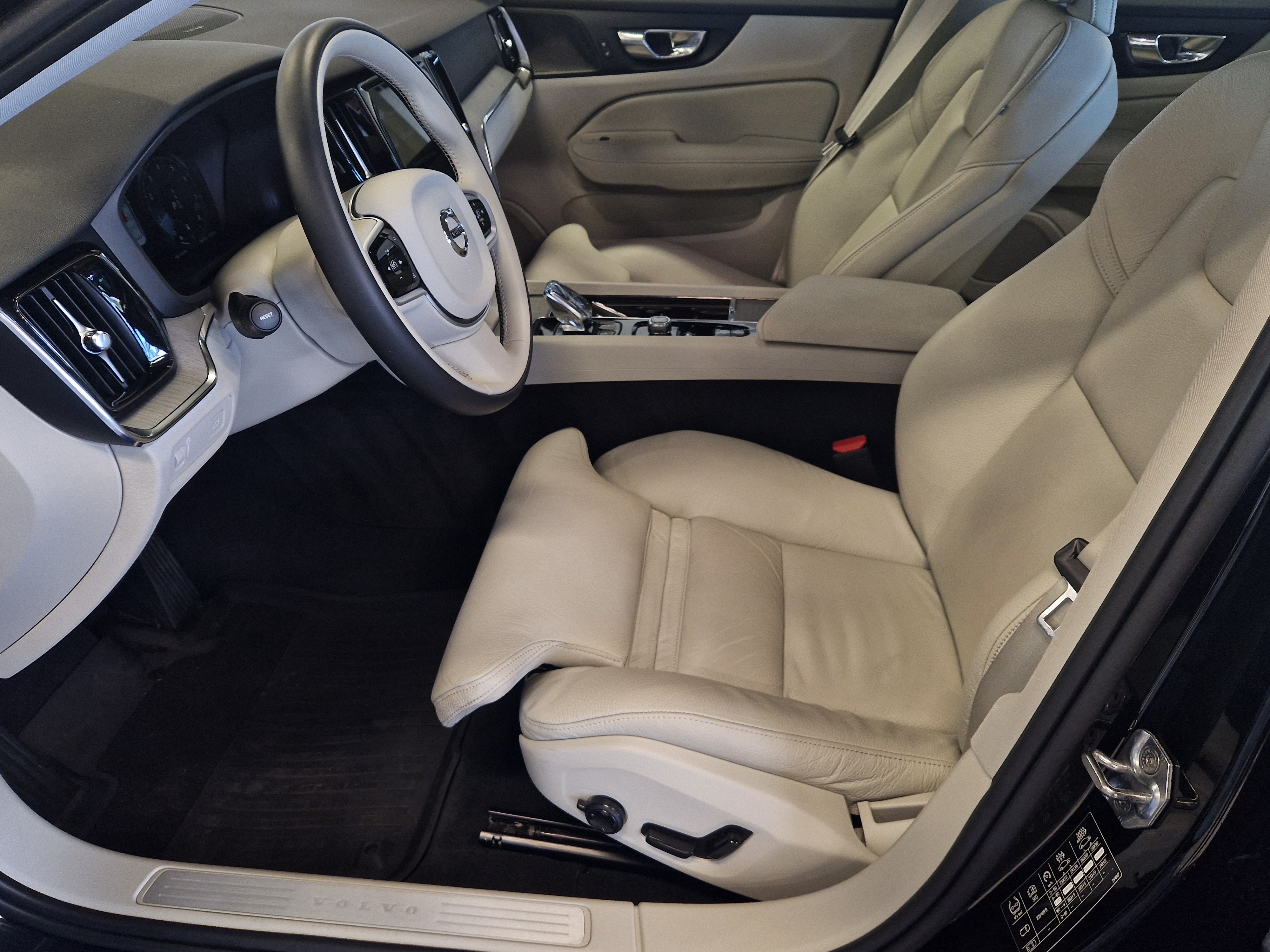 Volvo S60 B5 MHEV BUSINESS INSCRIPTION TAKUU 24KK/40TKM