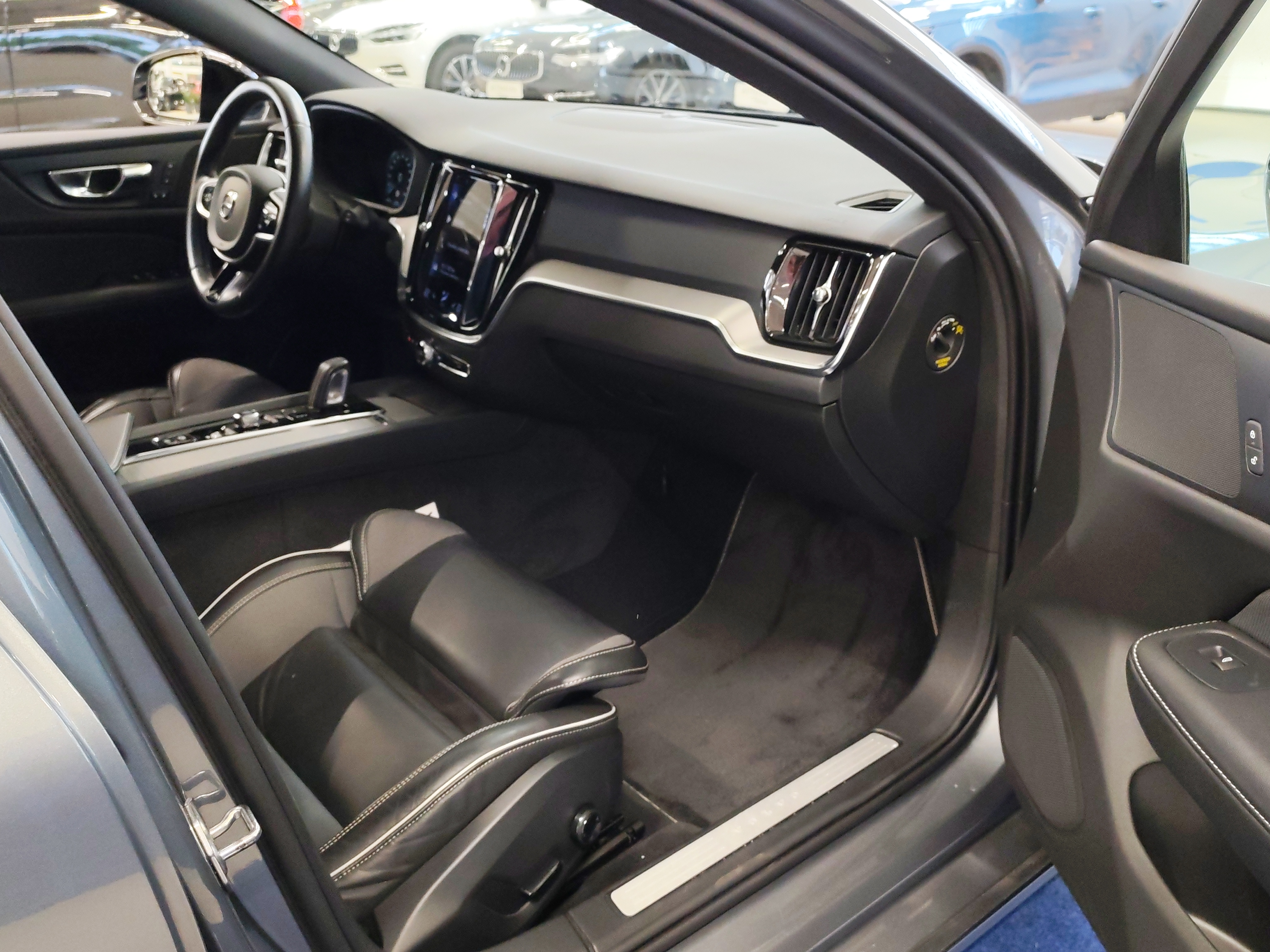 Volvo V60 B4 D-MHEV R-DESIGN AUT TAKUU 24KK/40TKM