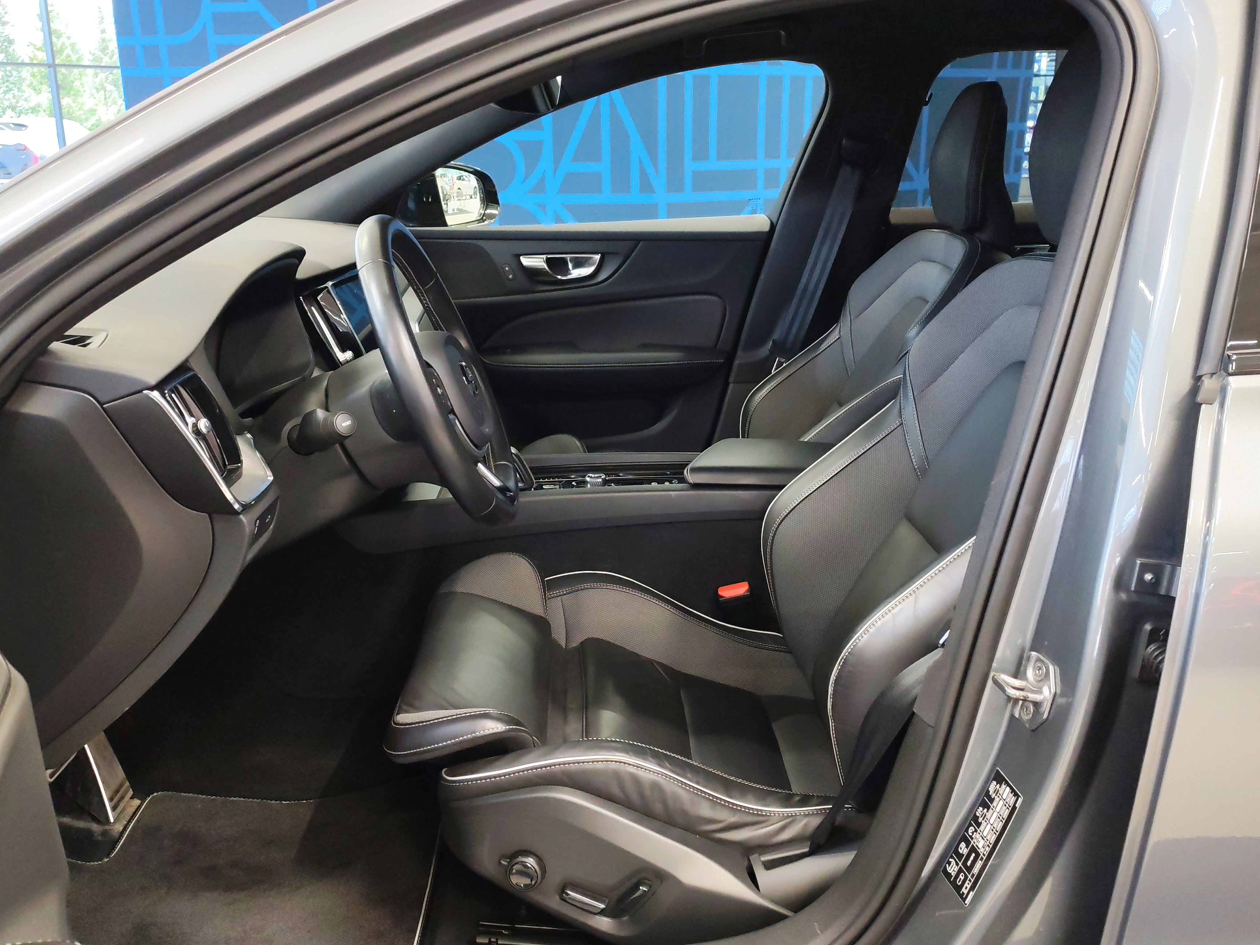 Volvo V60 B4 D-MHEV R-DESIGN AUT TAKUU 24KK/40TKM