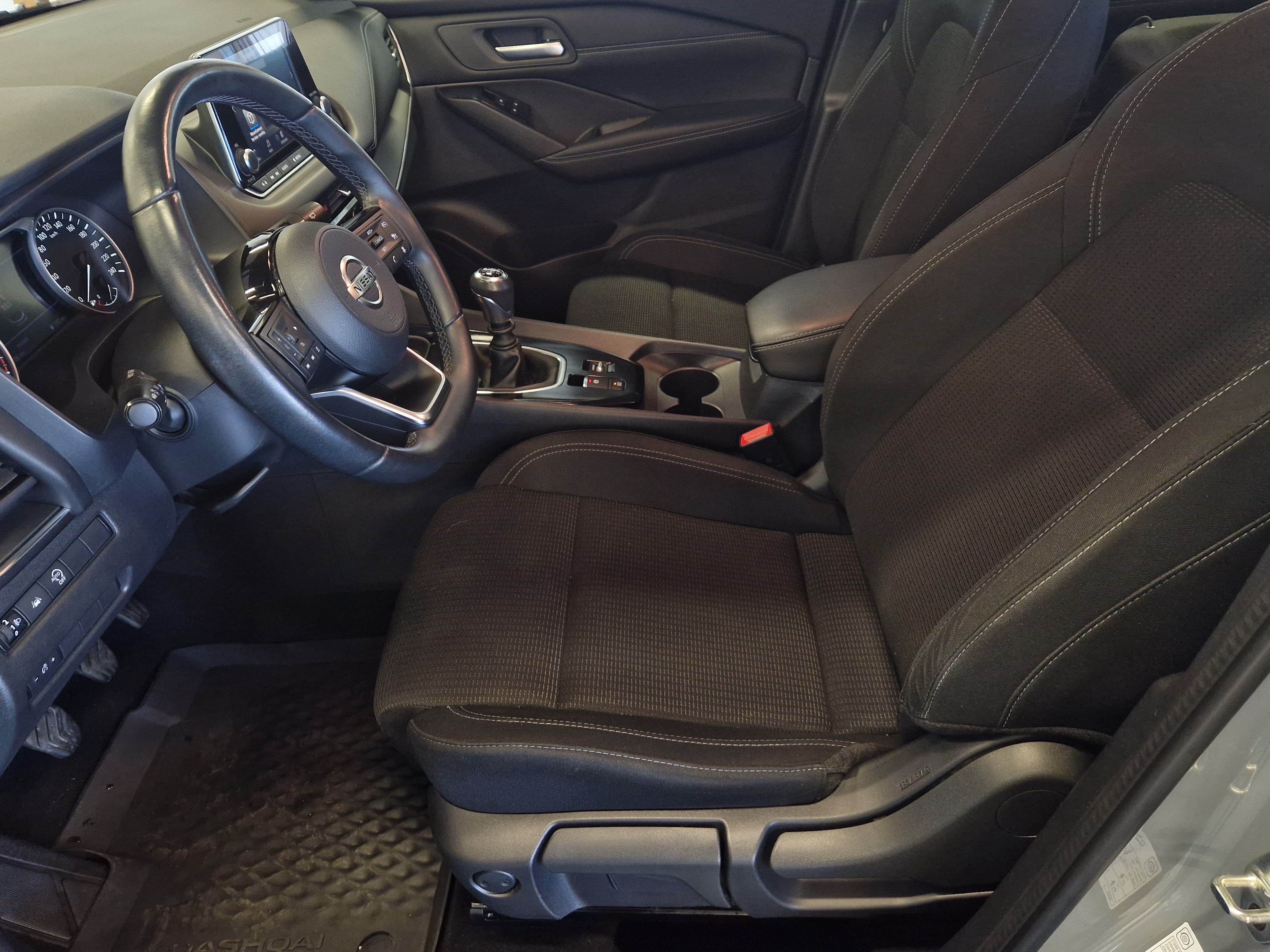 Nissan QASHQAI MHEV 140 6M/T 2WD ACENTA TAKUU 24KK/40TKM.