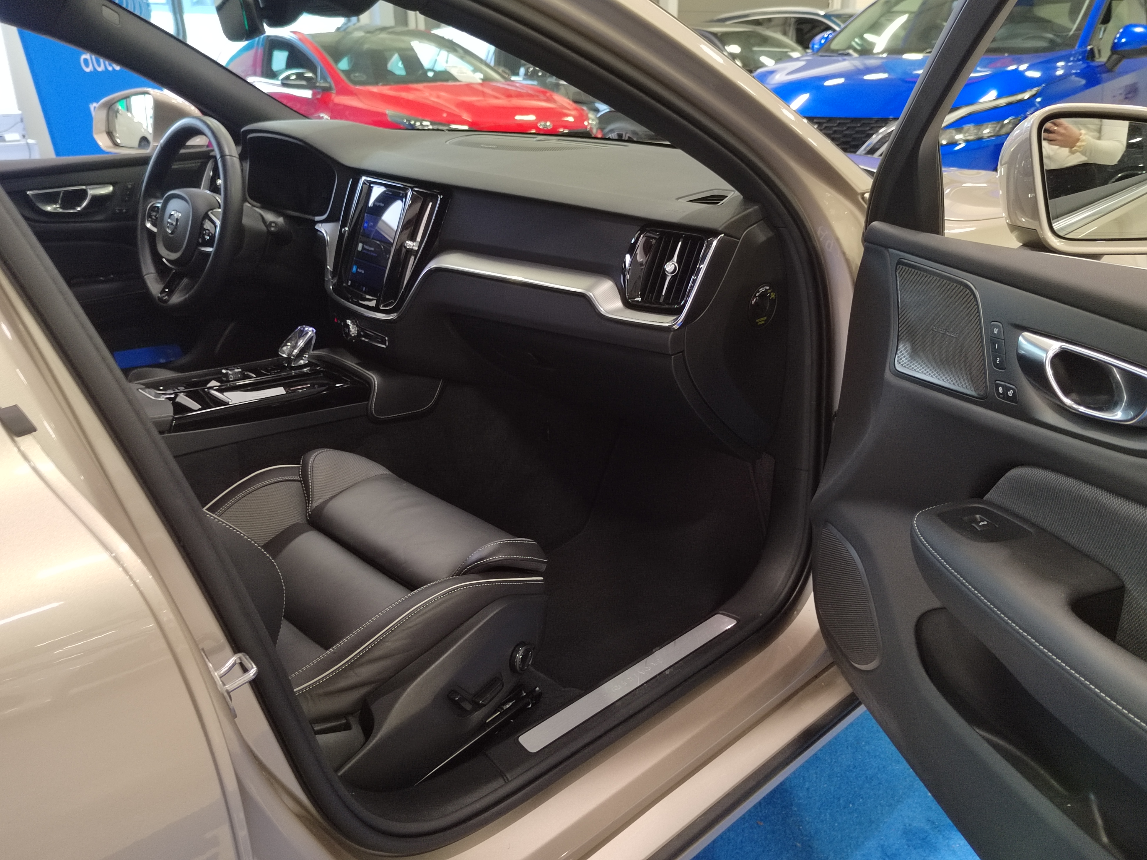 Volvo V60 T8 AWD LONG RANGE PLUS BRIGHT TAKUU 24KK/40TKM