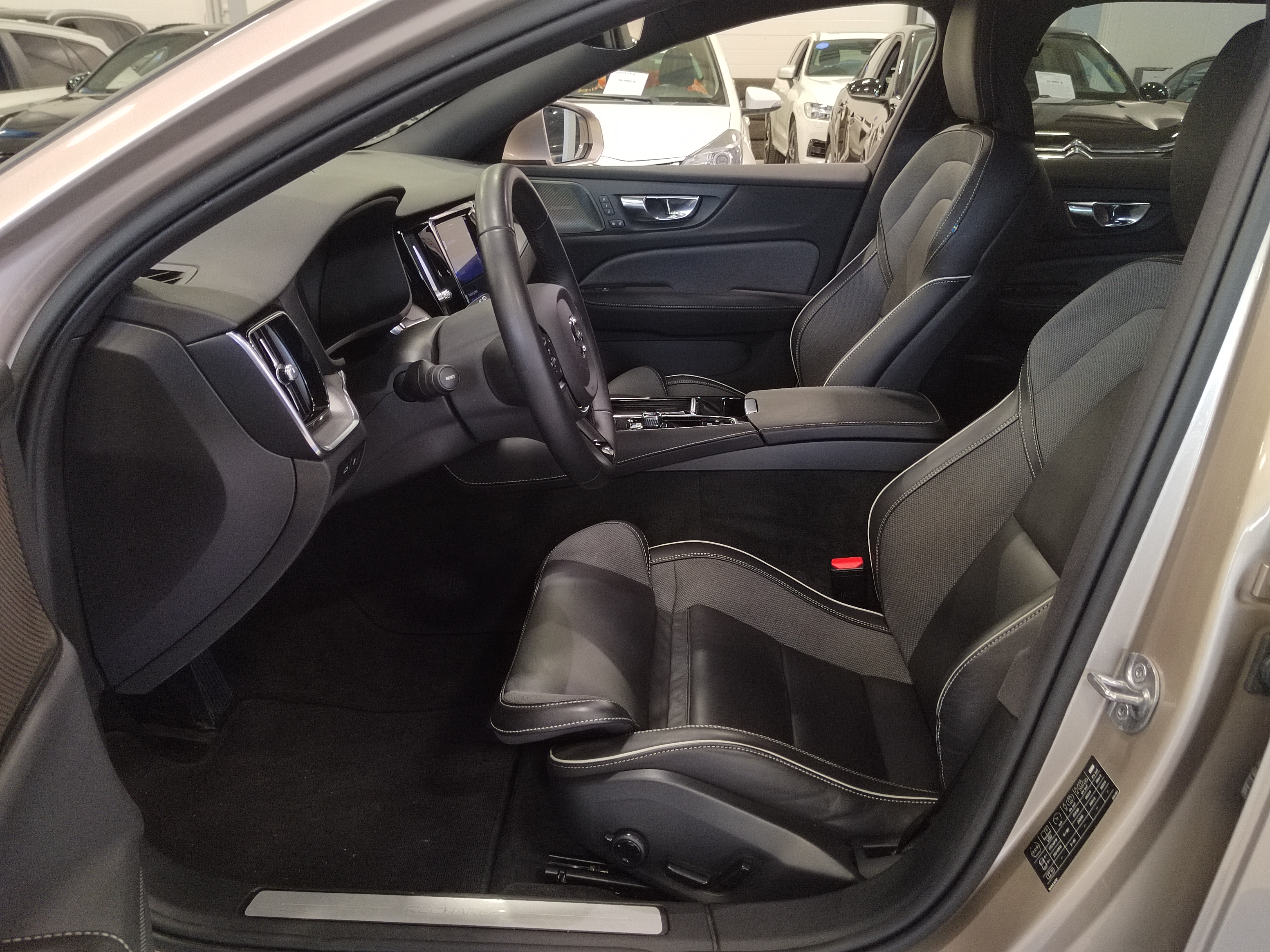 Volvo V60 T8 AWD LONG RANGE PLUS BRIGHT TAKUU 24KK/40TKM