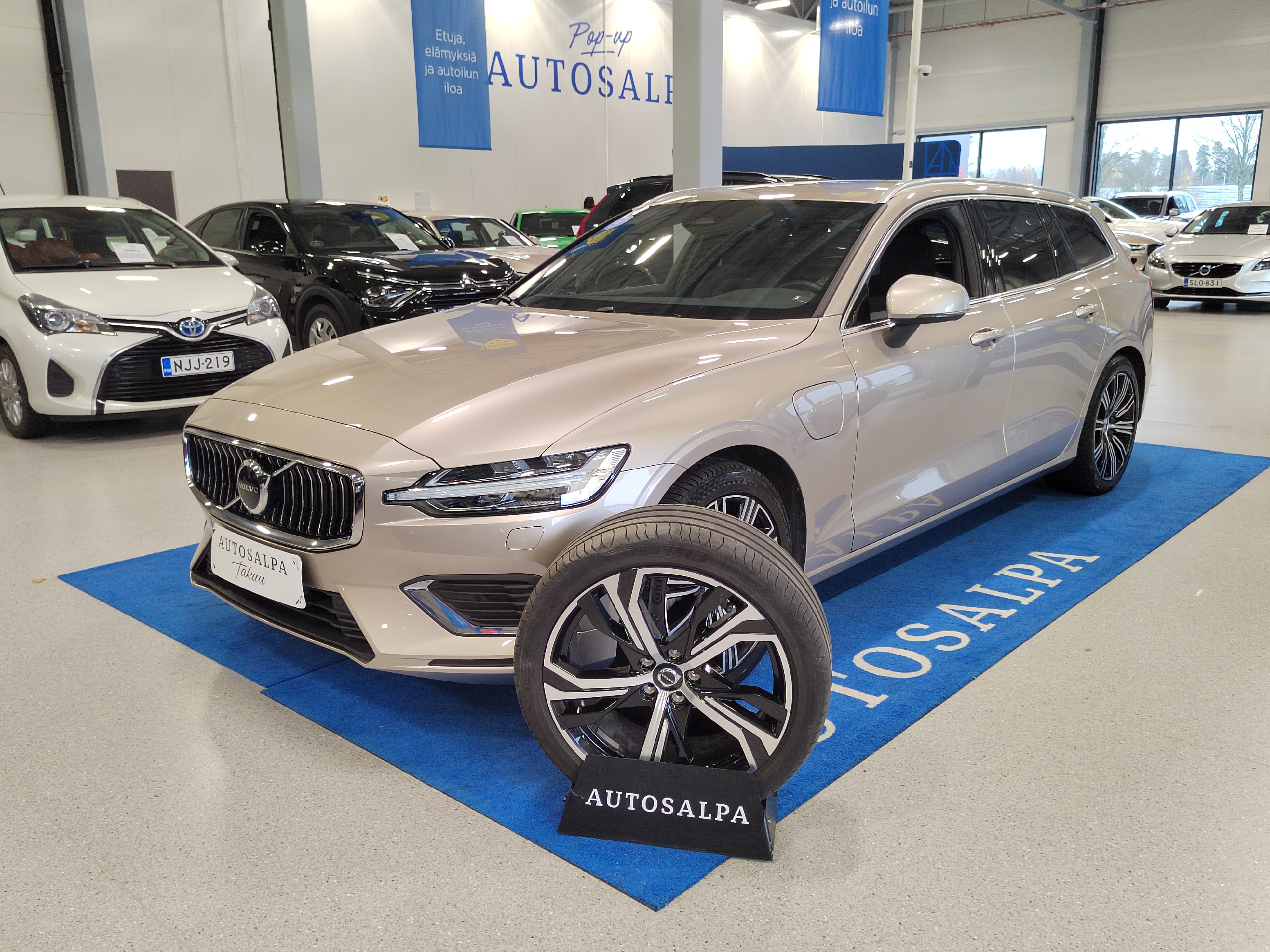 Volvo V60 T8 AWD LONG RANGE PLUS BRIGHT TAKUU 24KK/40TKM