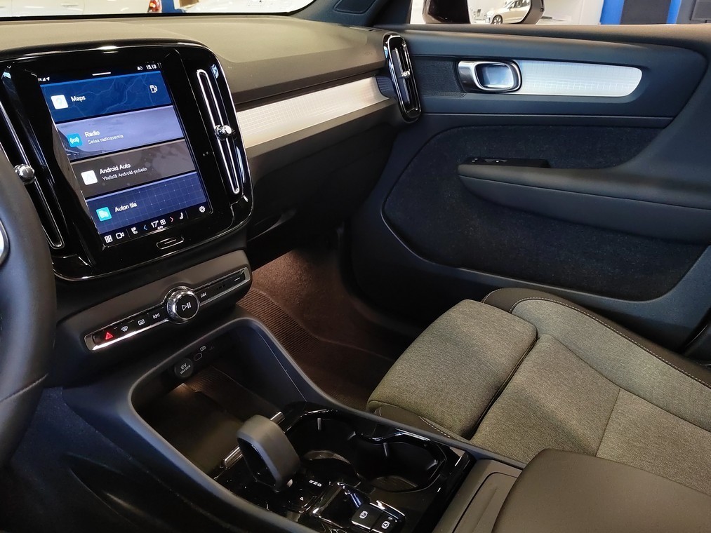 Volvo XC40 B3 MHEV BUSINESS PLUS DARK DCT TAKUU 24KK/40TKM.