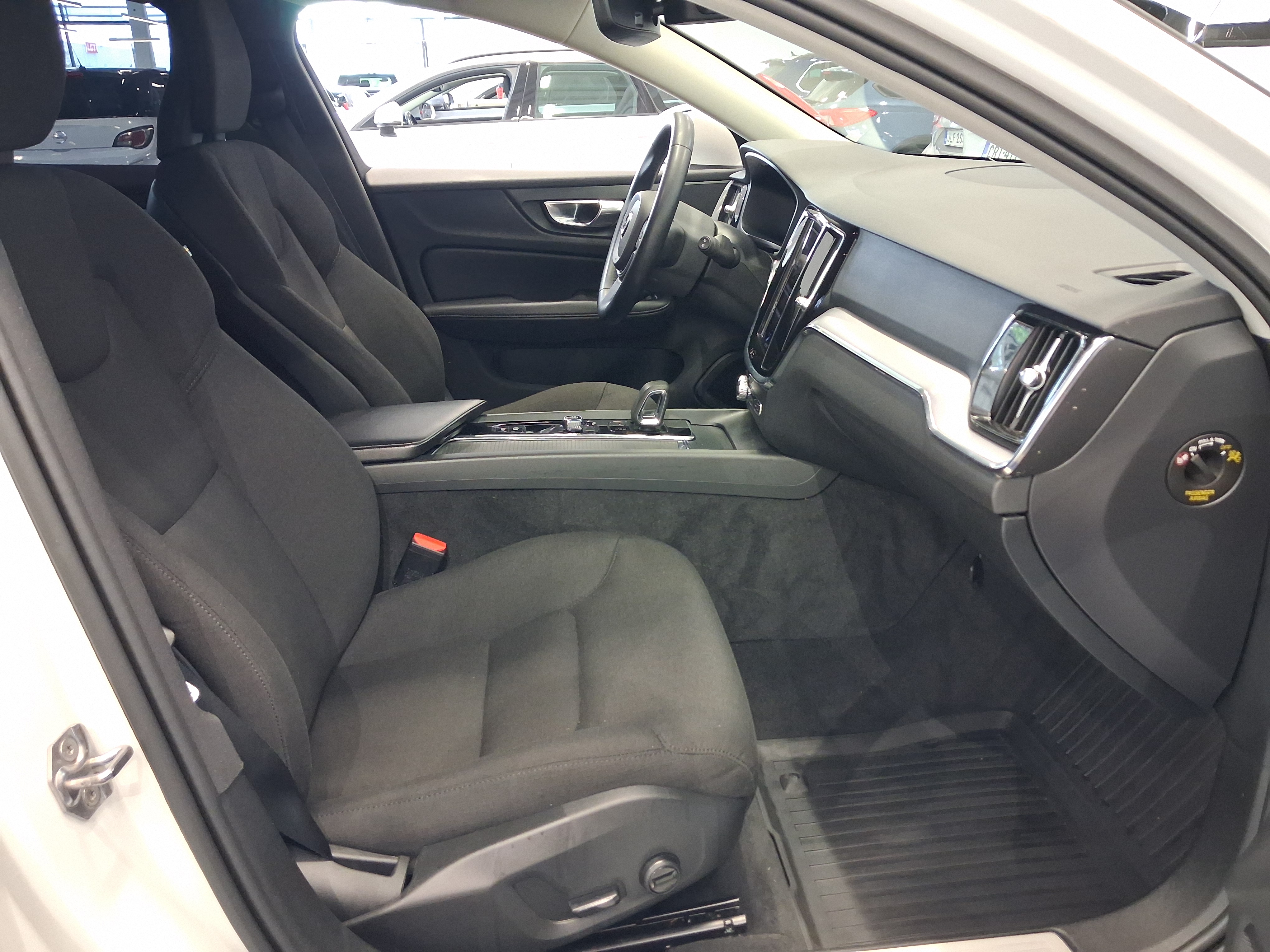 Volvo V60 B4 D-MHEV MOMENTUM EDITION AUT TAKUU 12KK/20TKM