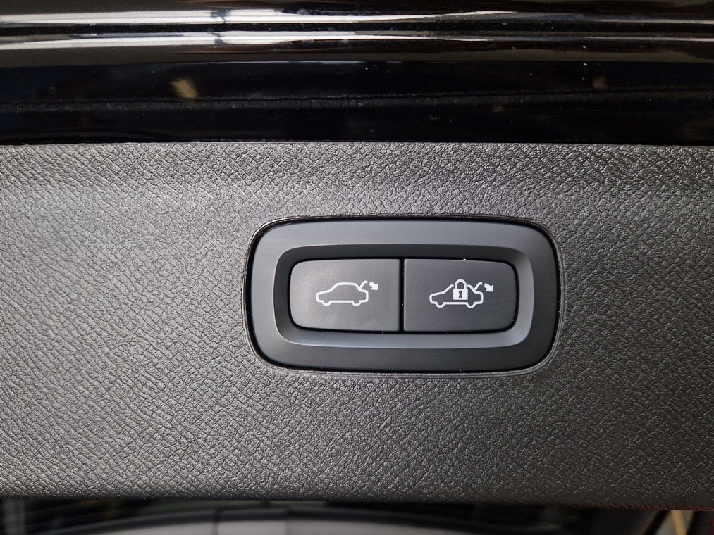 Volvo XC90 T8 AWD LONG RANGE HIGH PERFORMANCE ULTIMATE DARK A