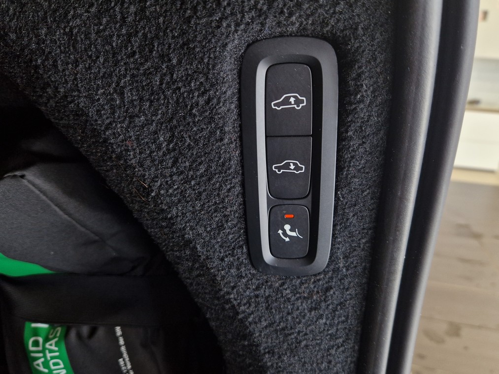 Volvo XC90 T8 AWD LONG RANGE HIGH PERFORMANCE ULTIMATE DARK A