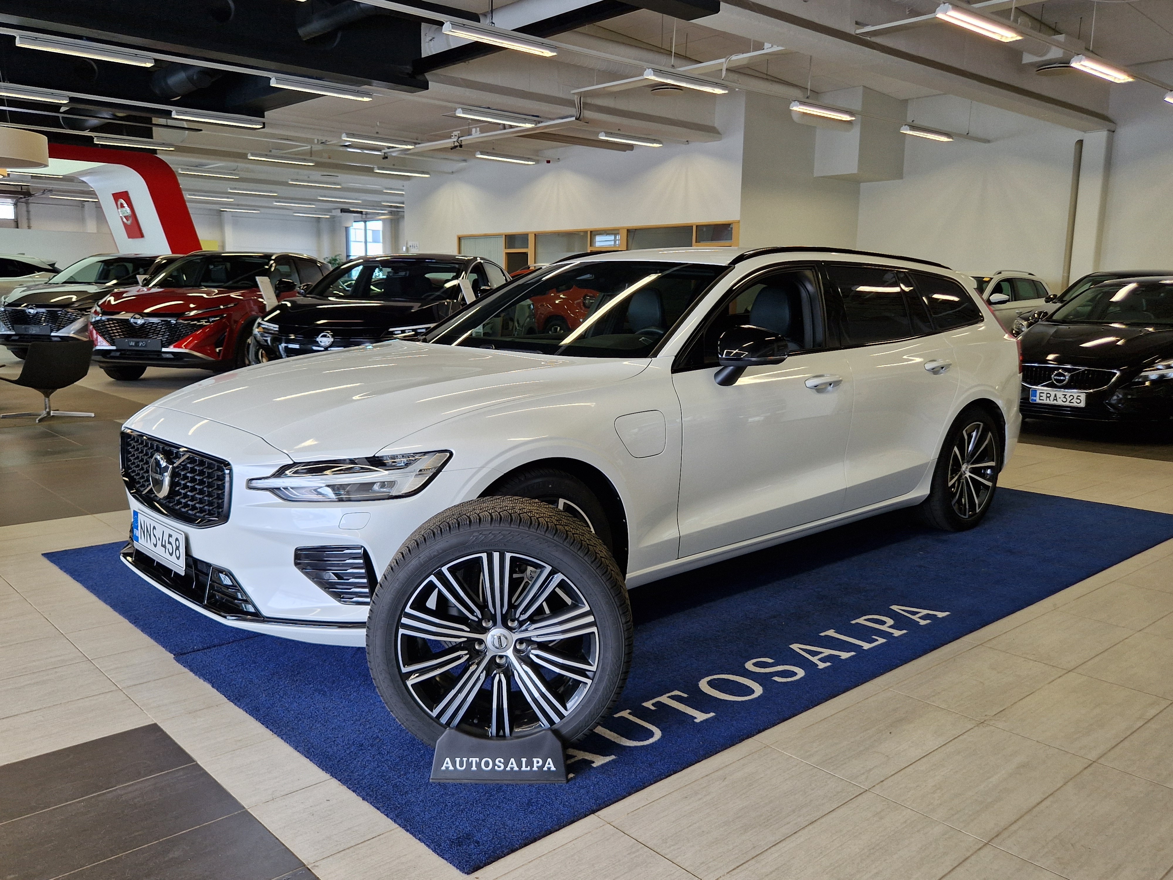 Volvo V60 T8 AWD LONG RANGE PLUS DARK TAKUU 24KK/40TKM
