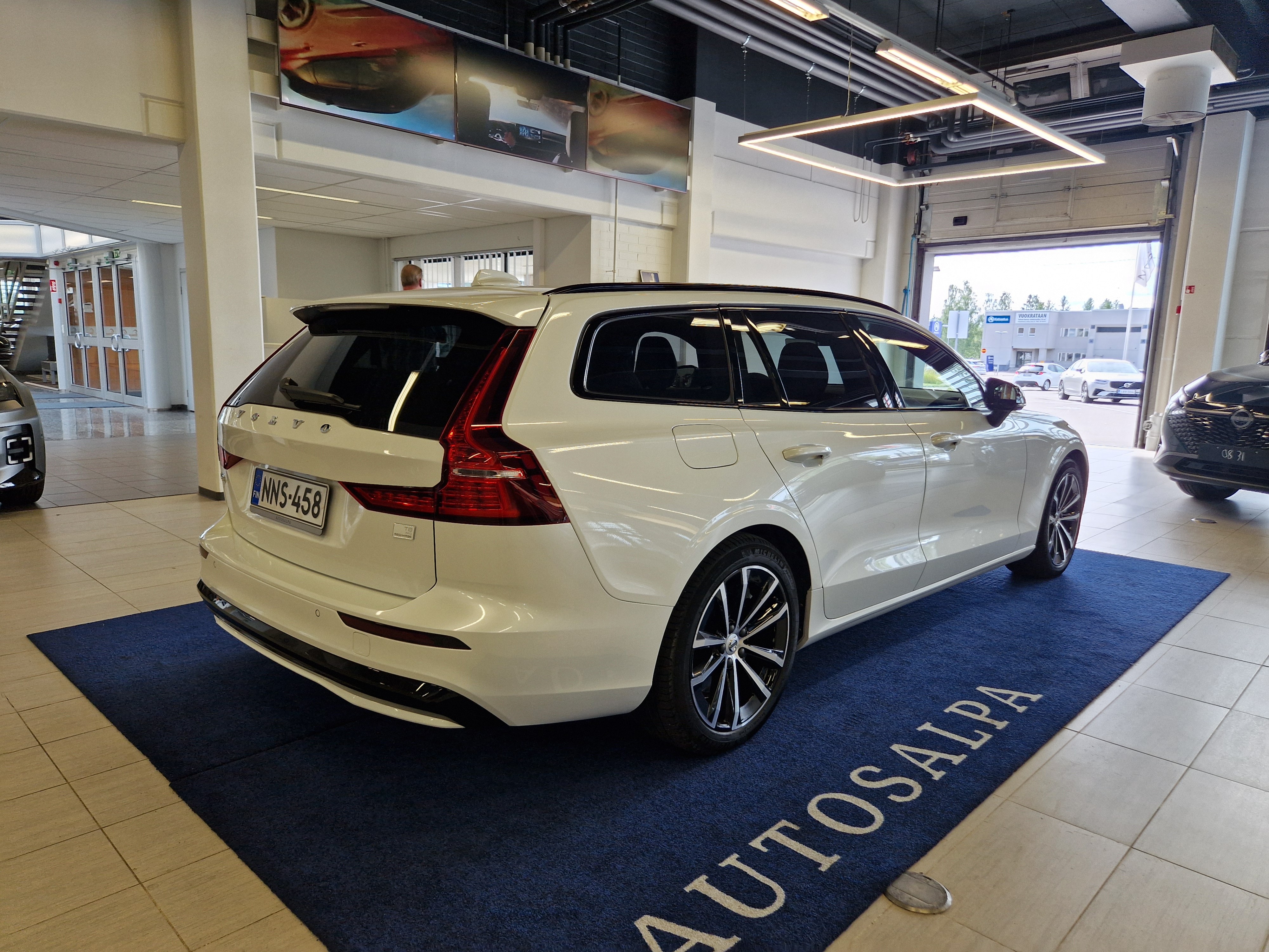 Volvo V60 T8 AWD LONG RANGE PLUS DARK TAKUU 24KK/40TKM