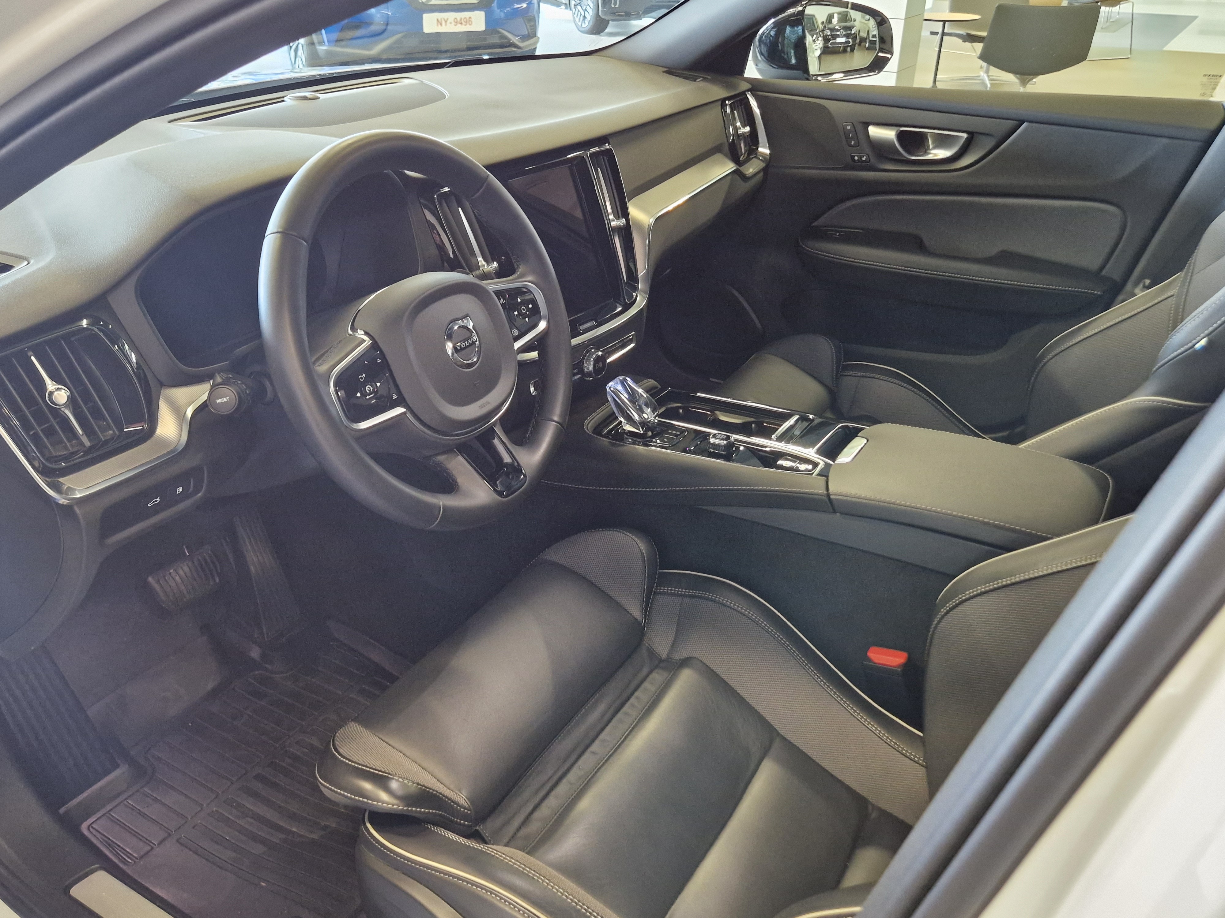 Volvo V60 T8 AWD LONG RANGE PLUS DARK TAKUU 24KK/40TKM