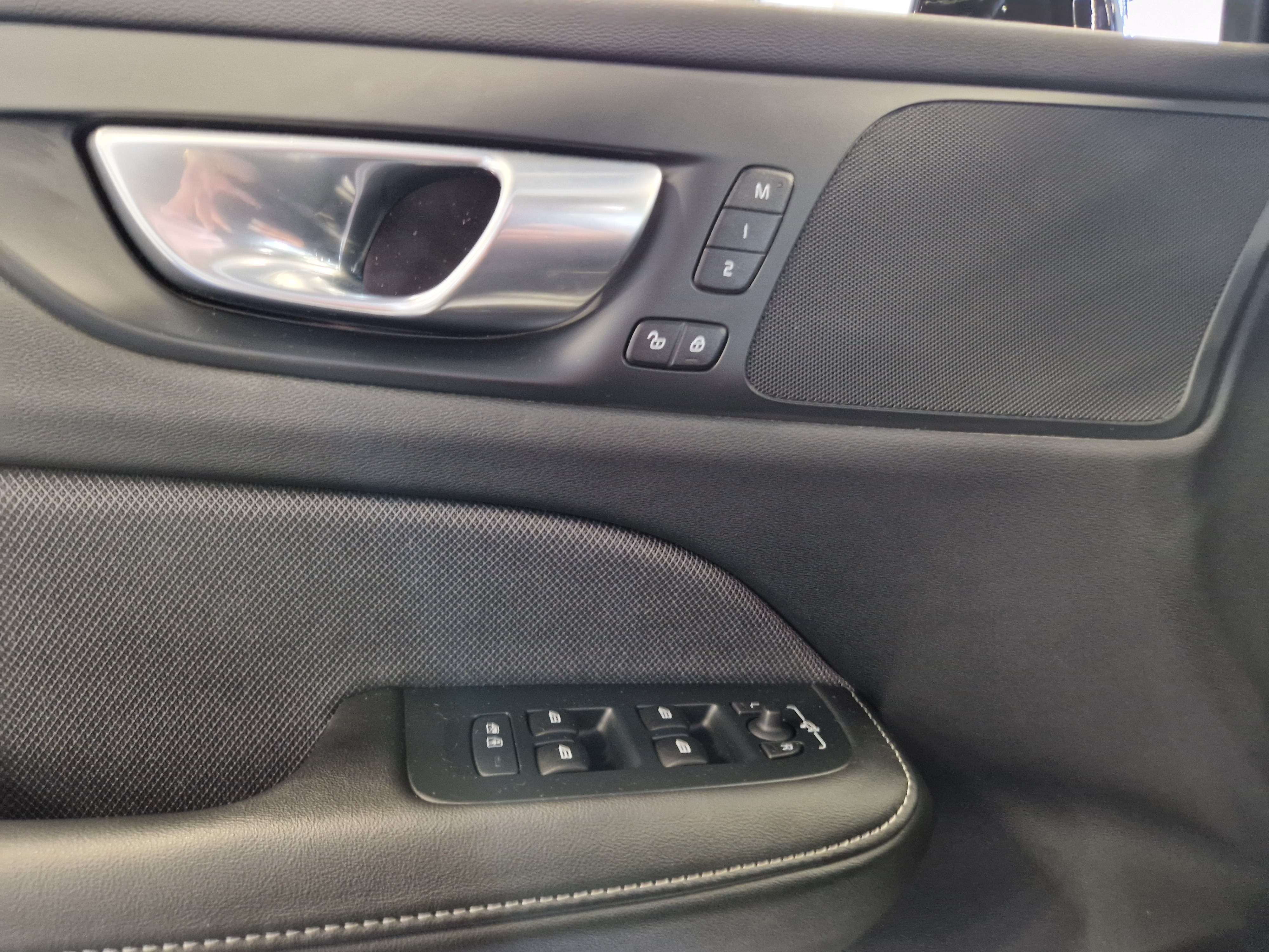 Volvo V60 T8 AWD LONG RANGE PLUS DARK TAKUU 24KK/40TKM