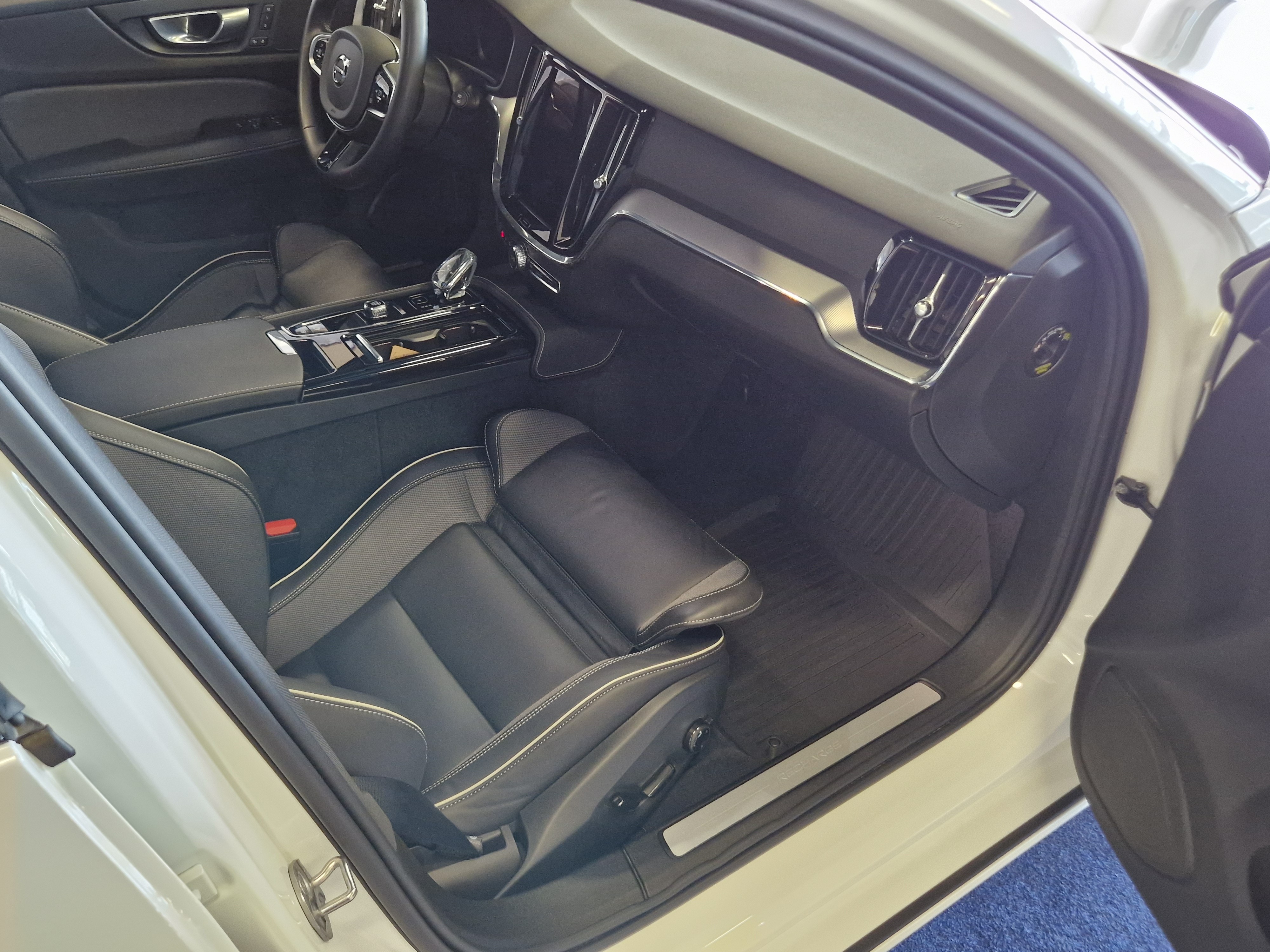 Volvo V60 T8 AWD LONG RANGE PLUS DARK TAKUU 24KK/40TKM