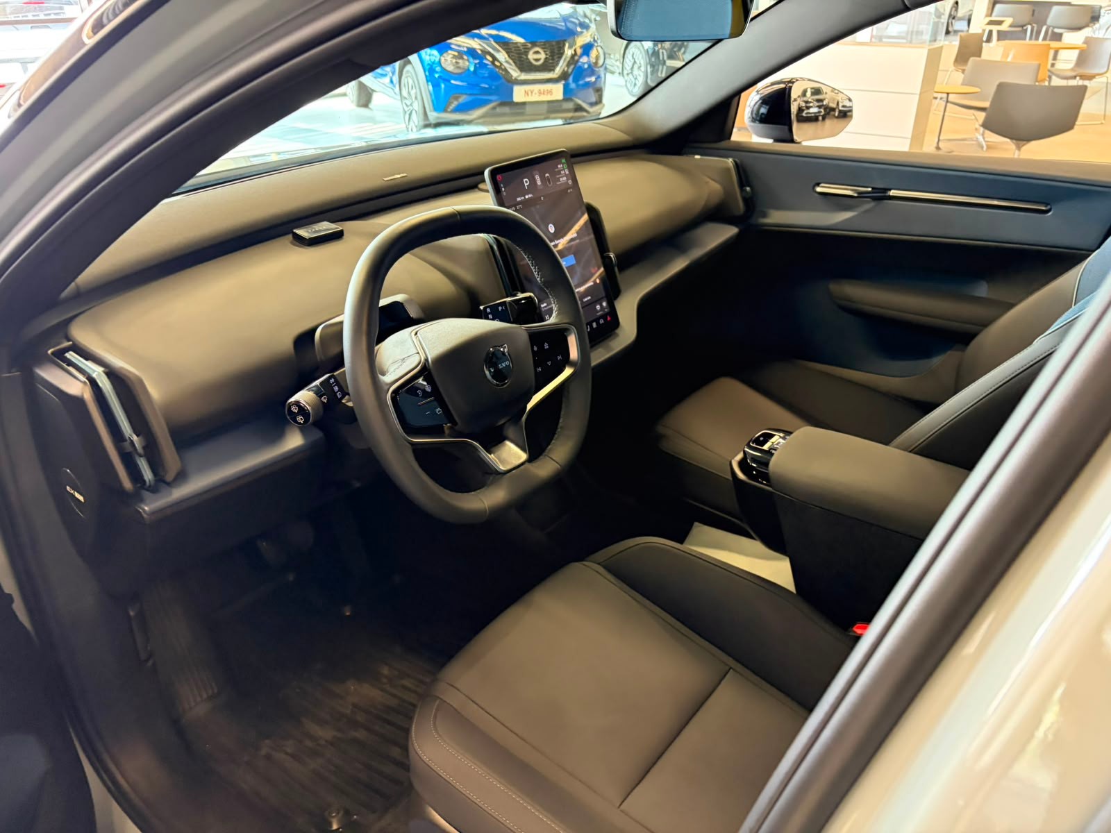 Volvo EX30 Single Extended Range Plus 2024, photo 4/21