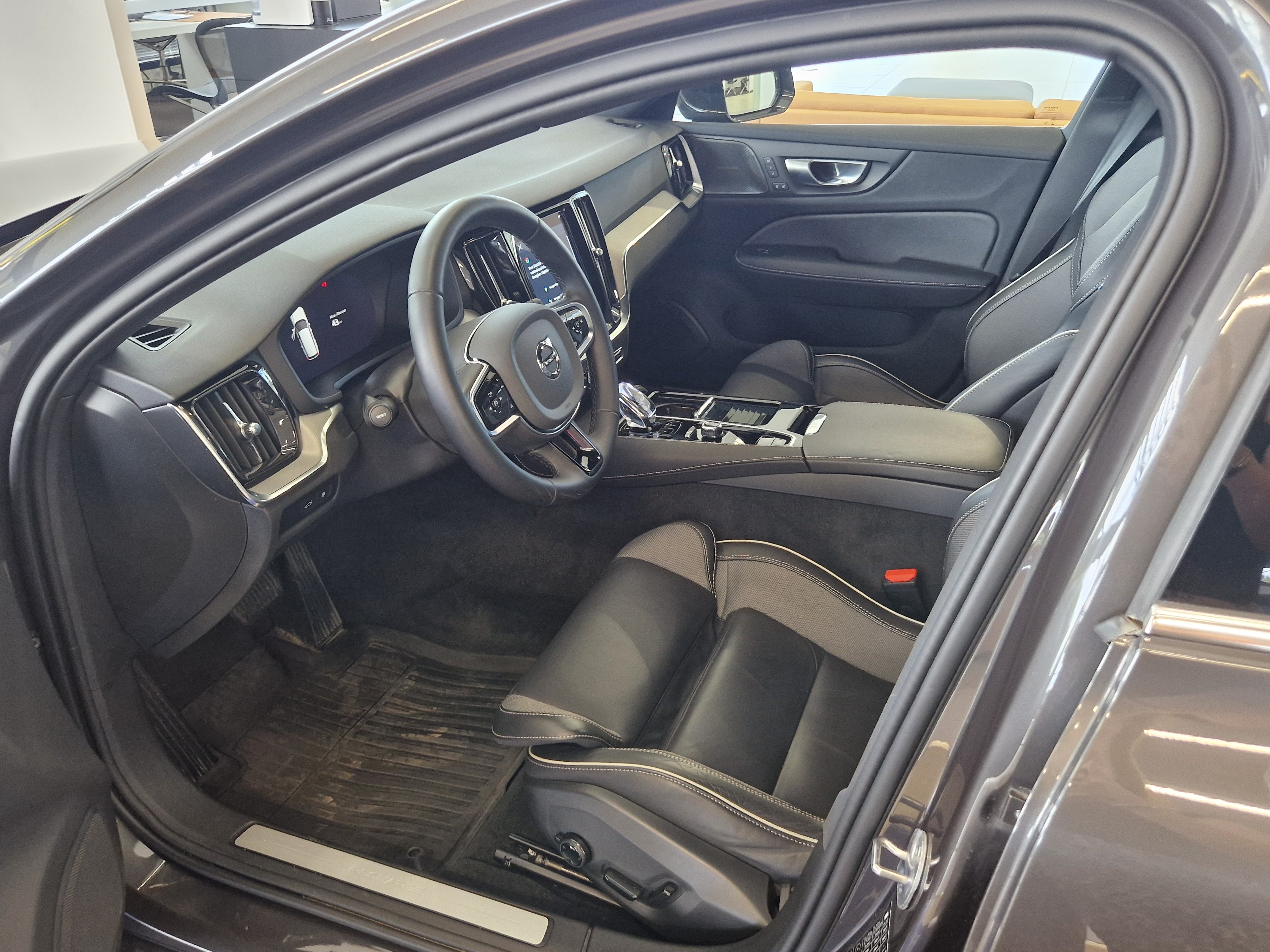 Volvo V60 T8 AWD LONG RANGE  PLUS BRIGHT TAKUU 24KK/40TKM