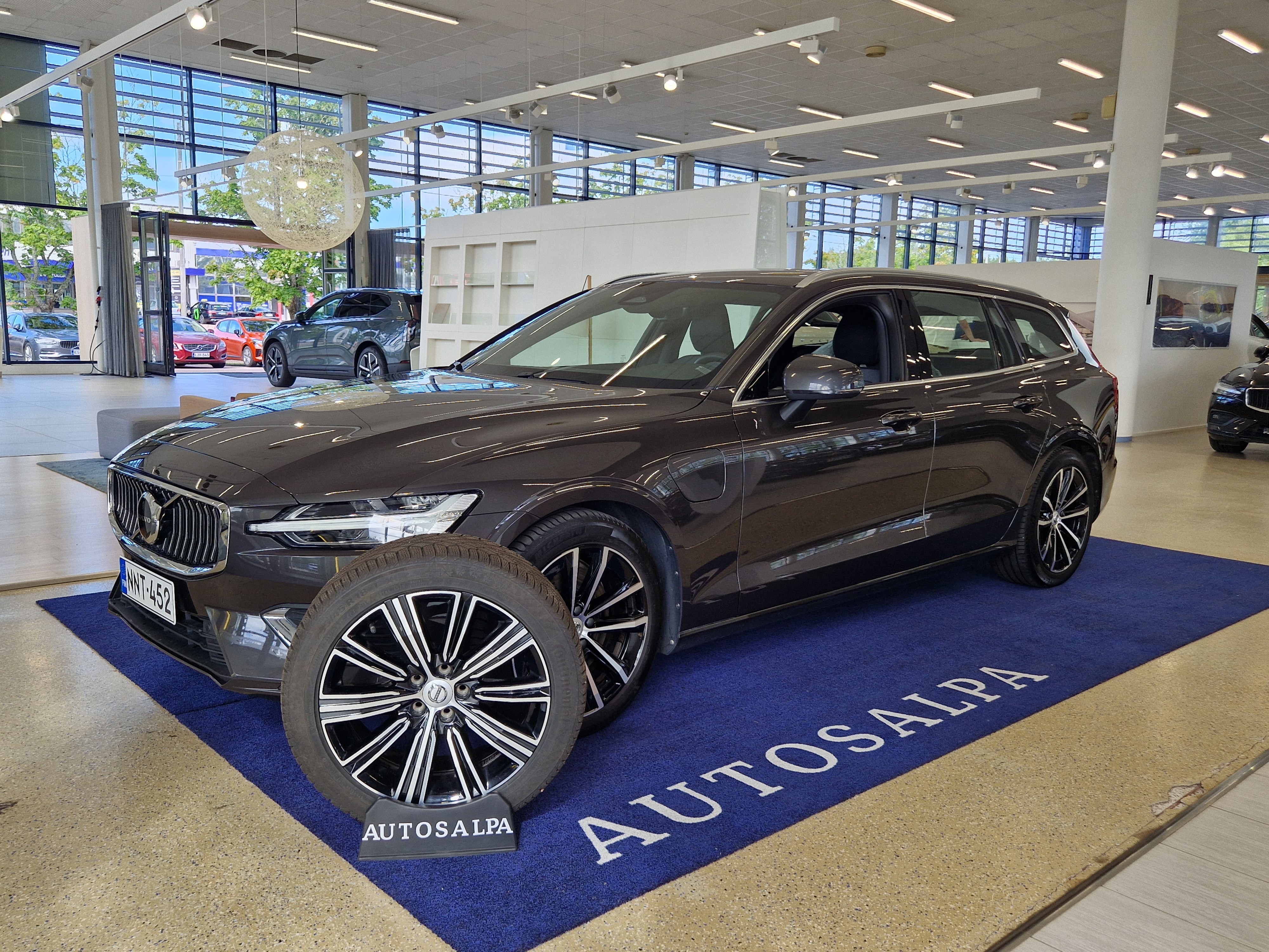 Volvo V60 T8 AWD Long Range Plus Bright 2024, kuva 2/19