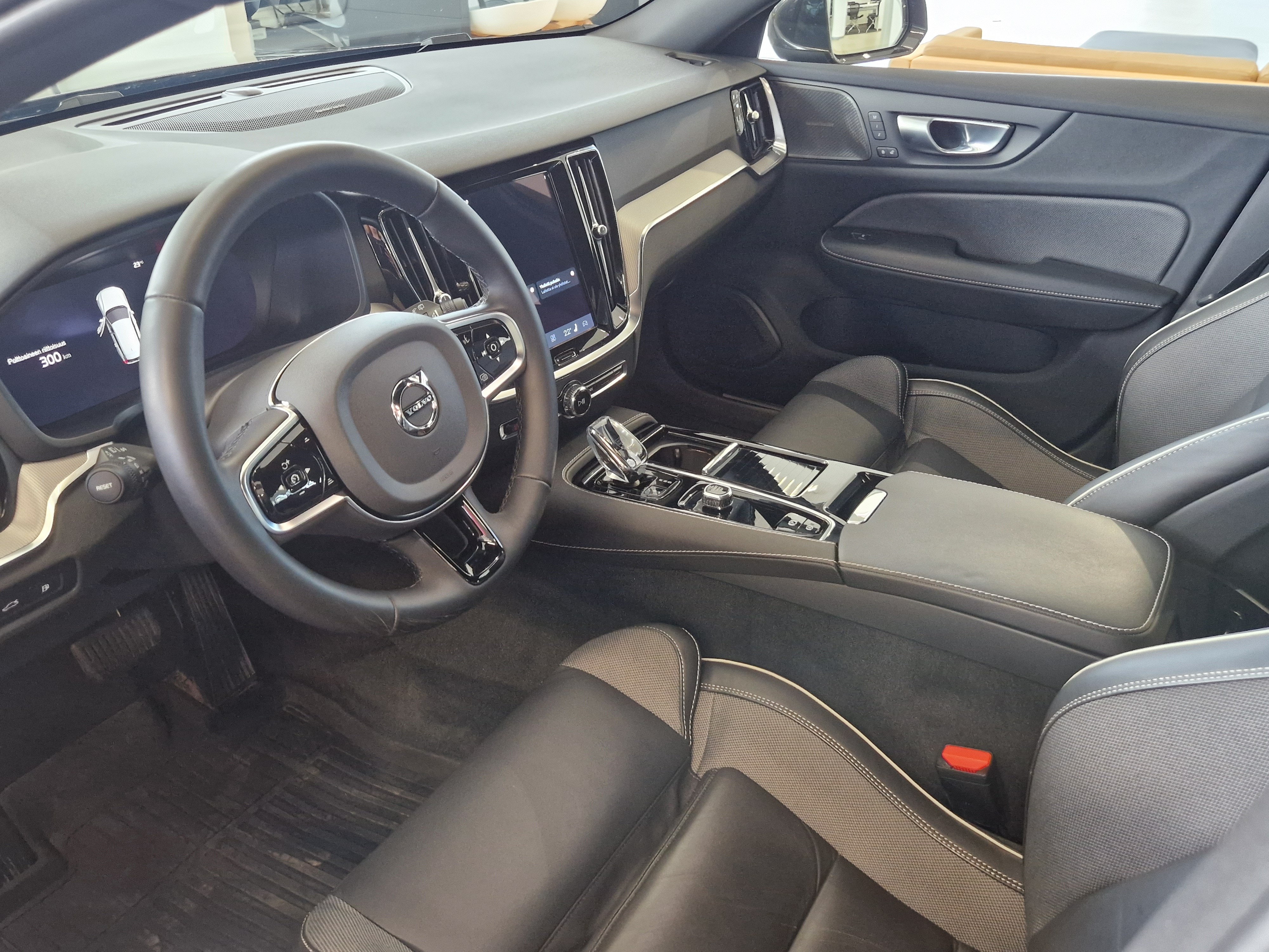 Volvo V60 T8 AWD Long Range Plus Bright 2024, kuva 3/19