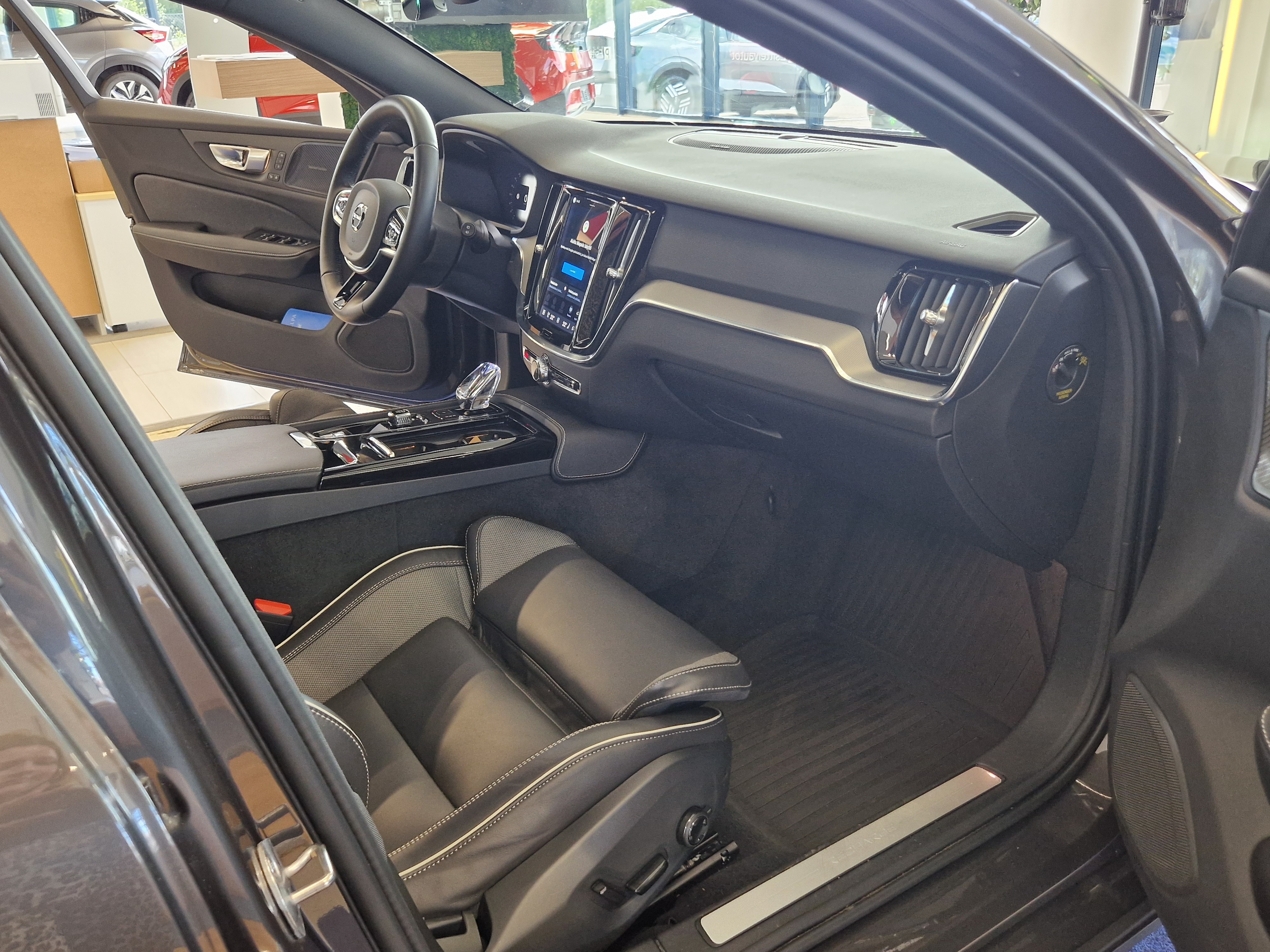 Volvo V60 T8 AWD LONG RANGE  PLUS BRIGHT TAKUU 24KK/40TKM