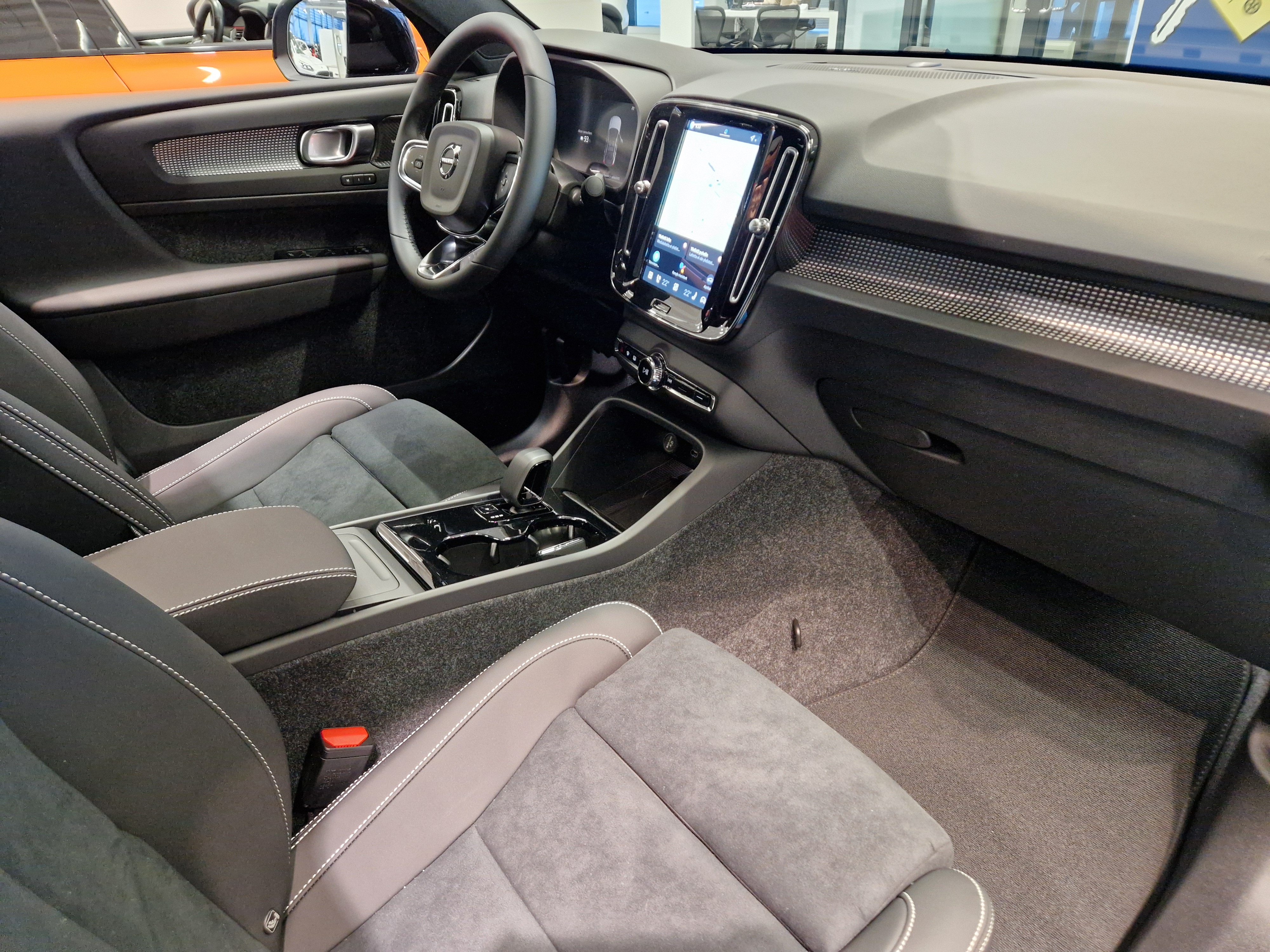 Volvo EC40 TWIN PERFORMANCE ULTRA BLACK EDITION.