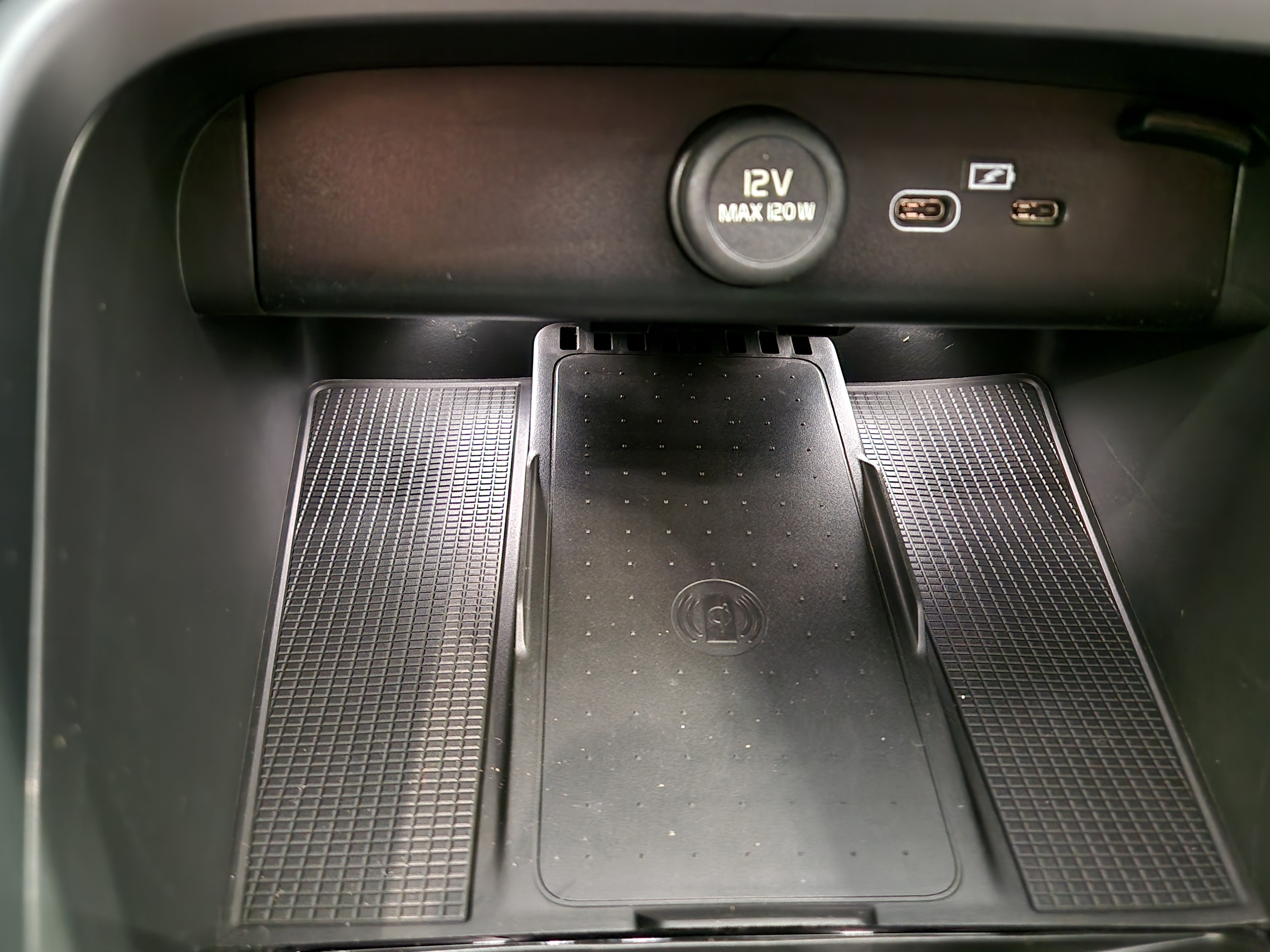 Volvo EC40 TWIN PERFORMANCE ULTRA BLACK EDITION.