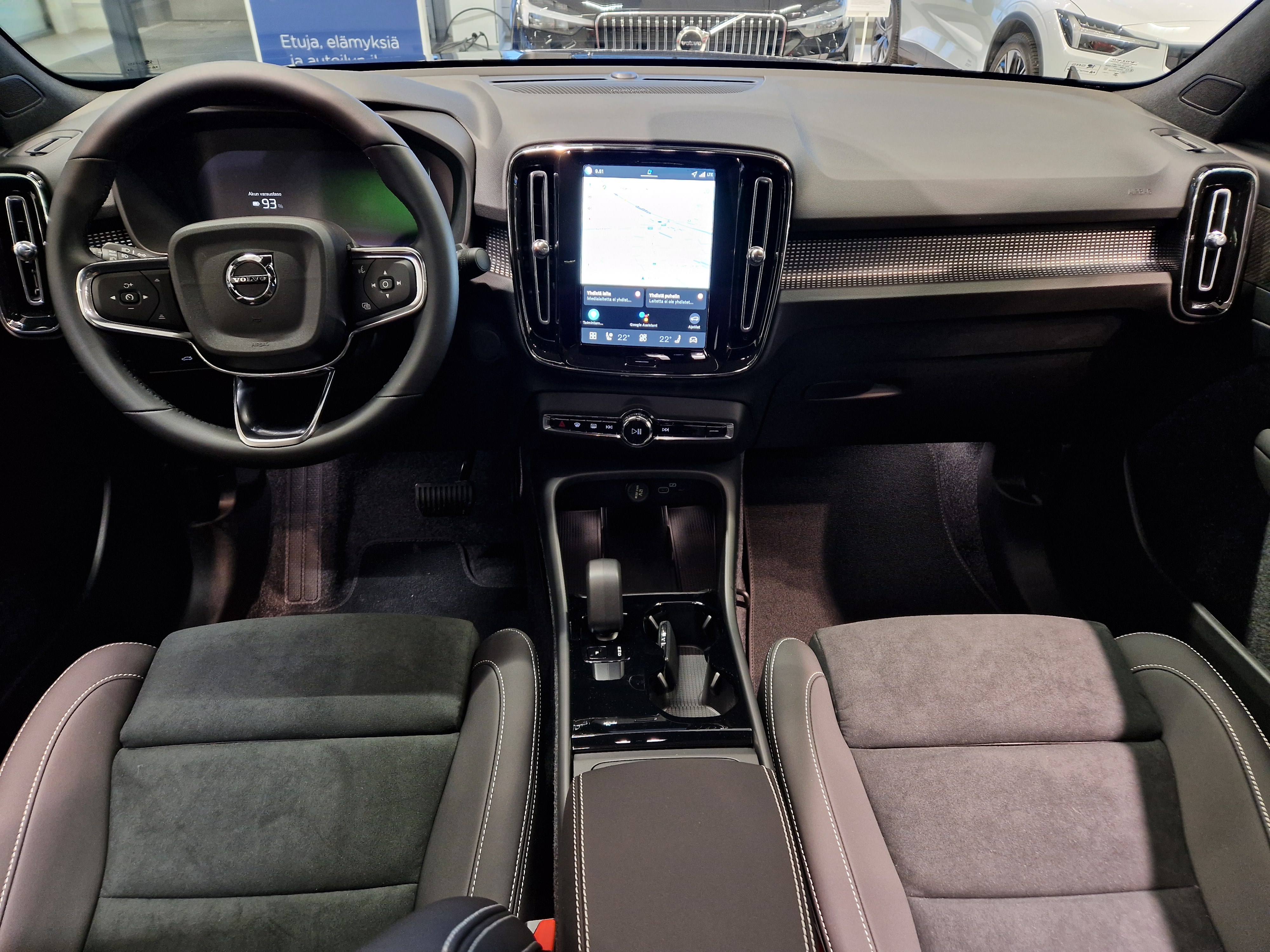 Volvo EC40 TWIN PERFORMANCE ULTRA BLACK EDITION.