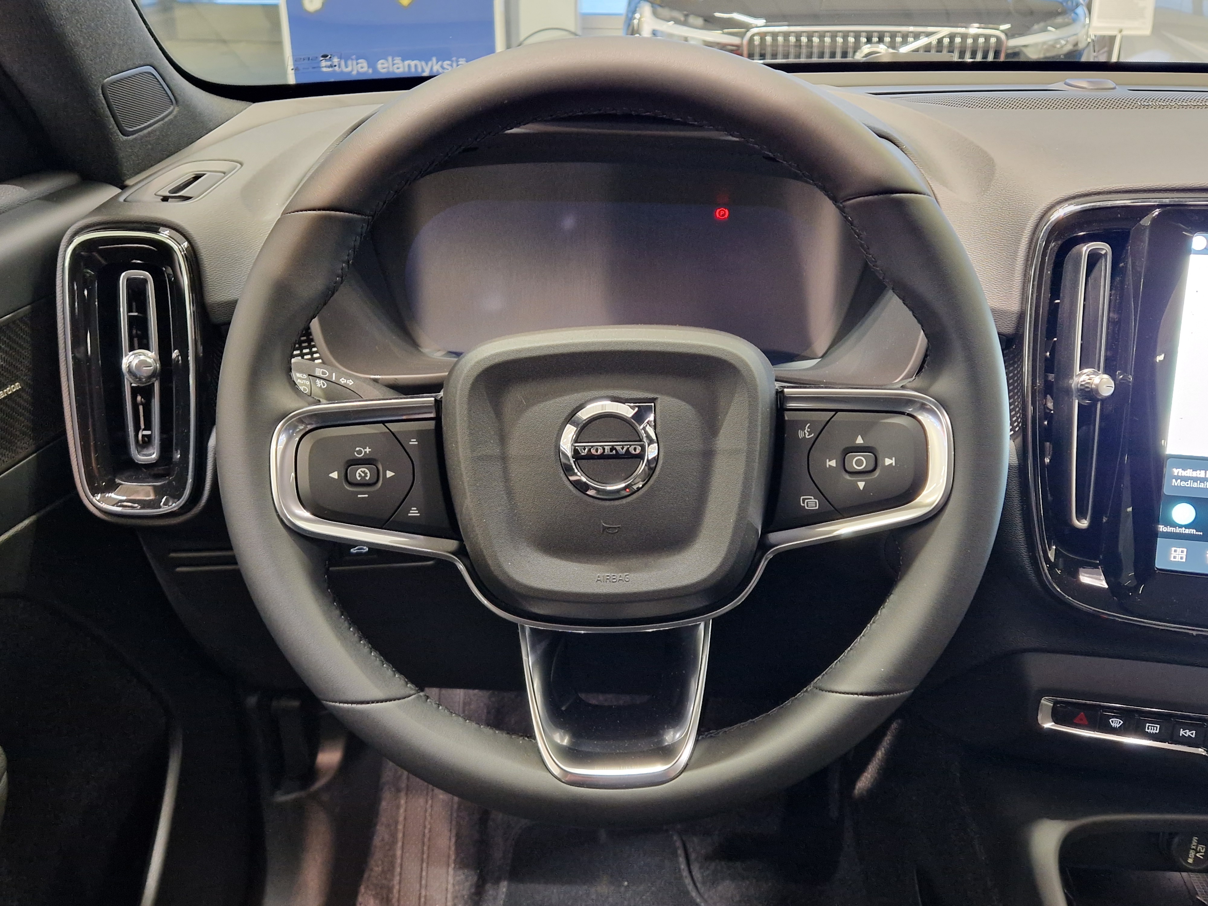 Volvo EC40 TWIN PERFORMANCE ULTRA BLACK EDITION.