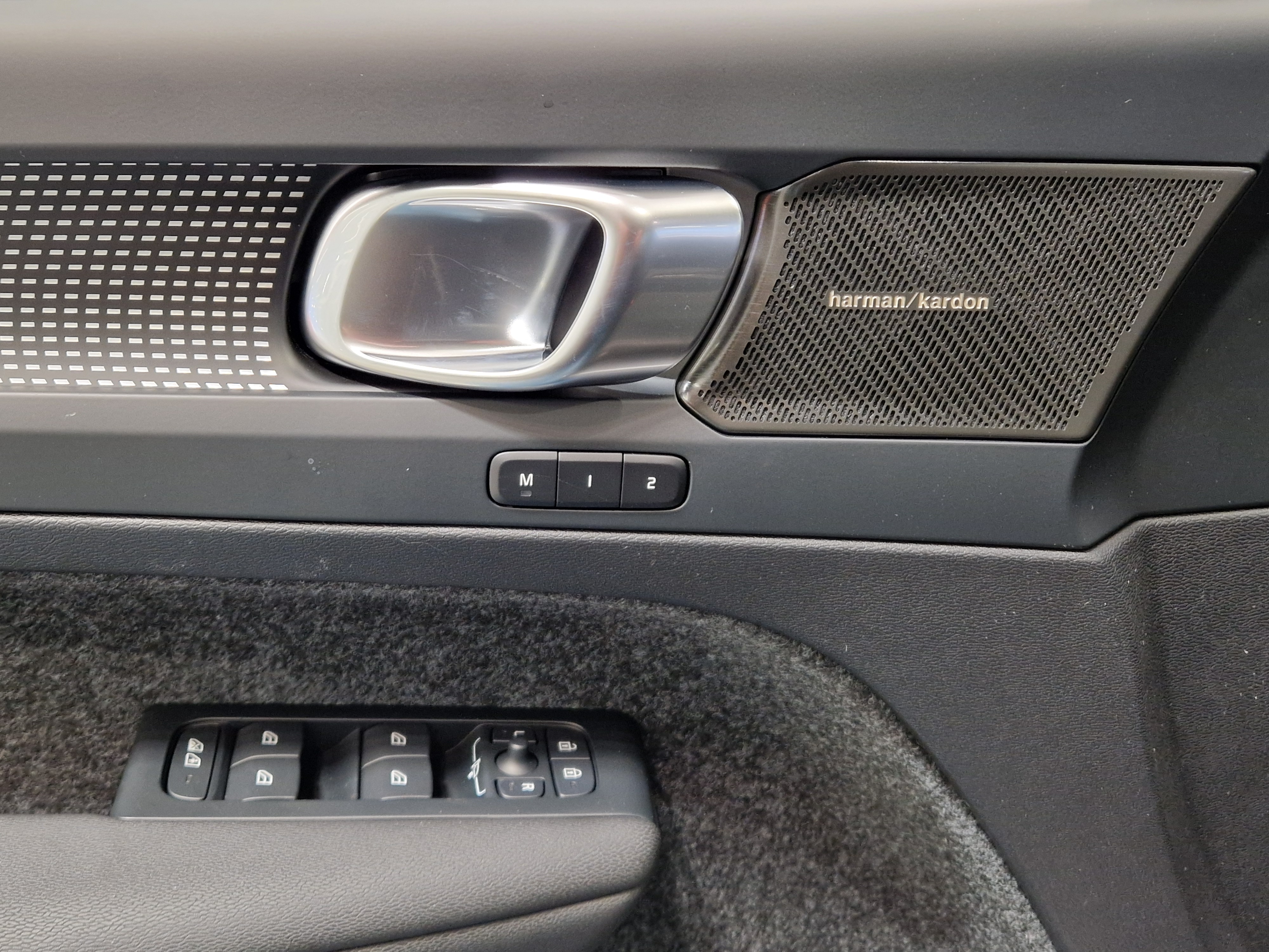 Volvo EC40 TWIN PERFORMANCE ULTRA BLACK EDITION.