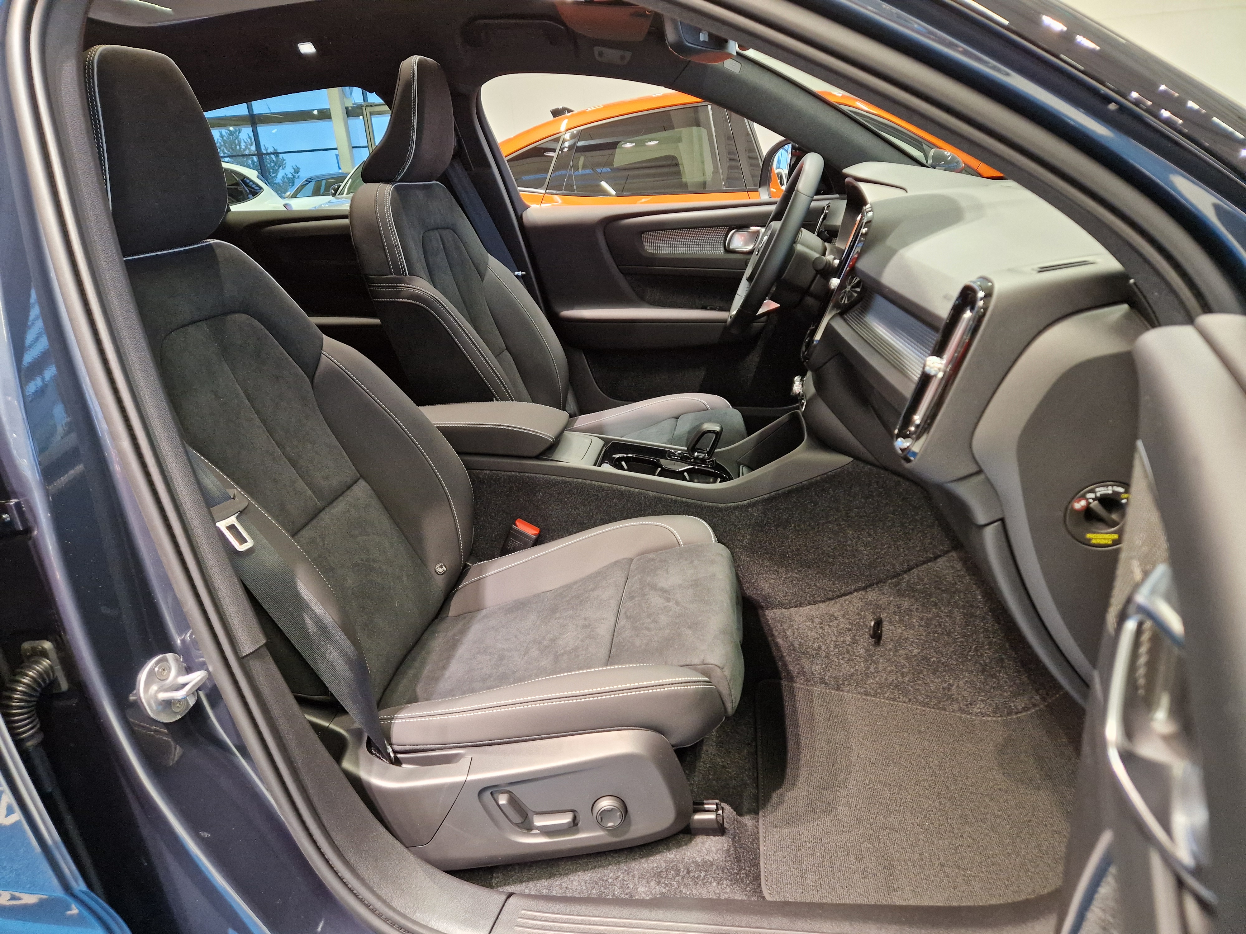 Volvo EC40 TWIN PERFORMANCE ULTRA BLACK EDITION.