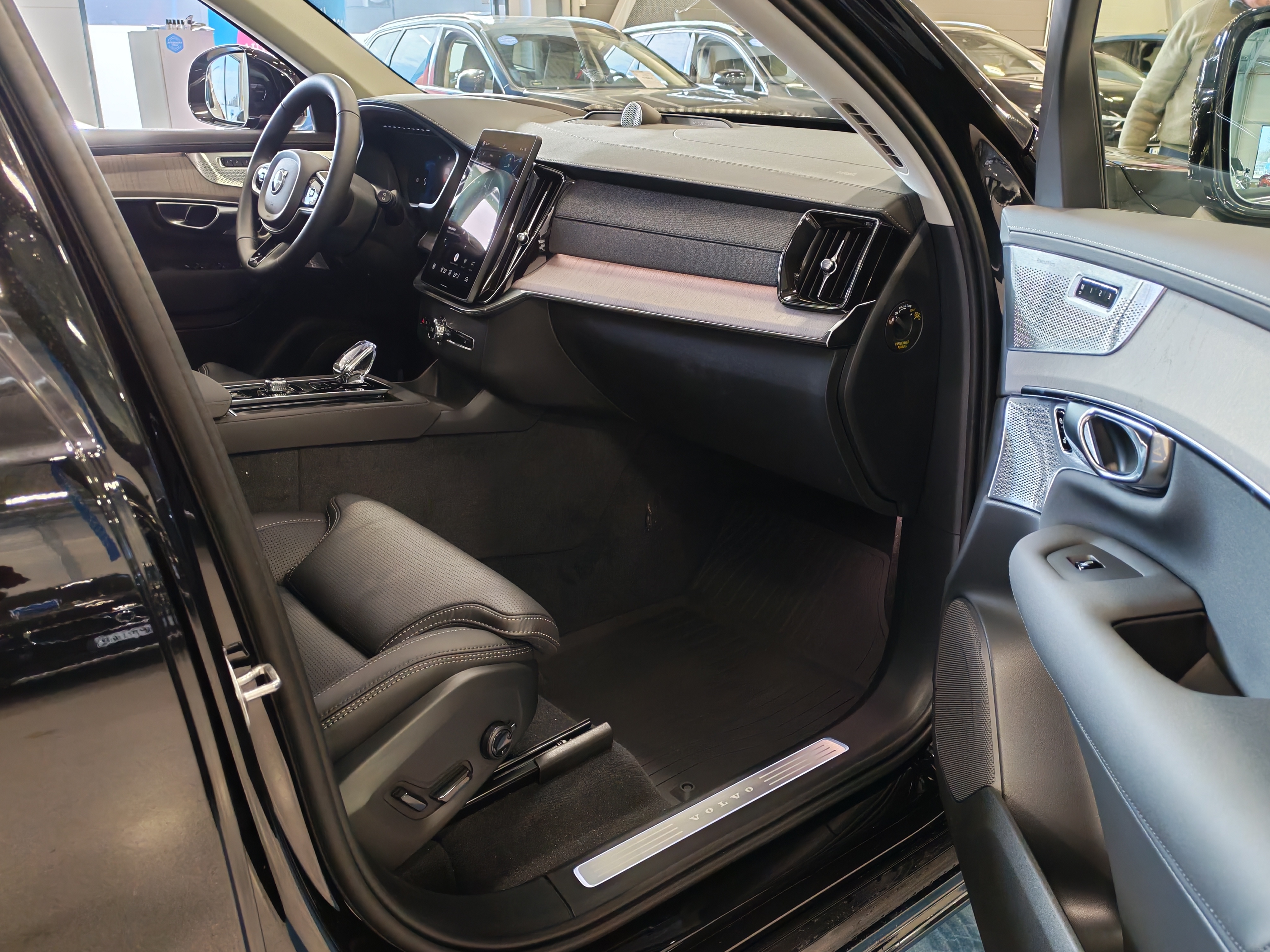 Volvo XC90 T8 AWD LONG RANGE ULTRA BRIGHT.