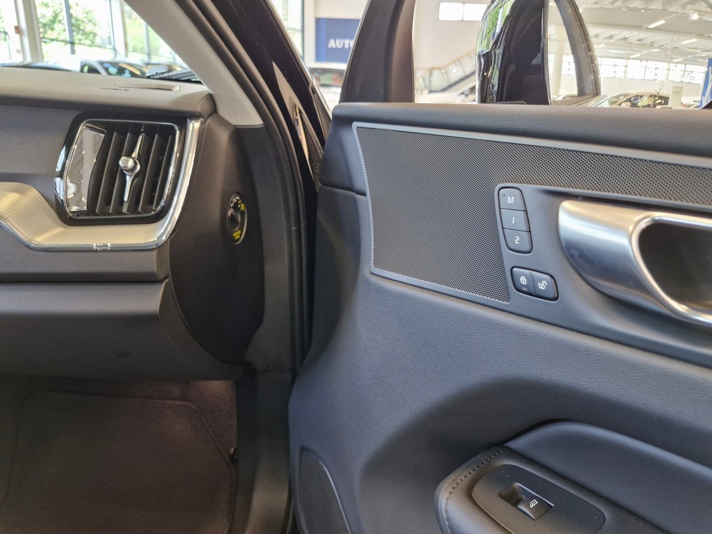 Volvo XC60 T6 AWD LONG RANGE PLUS DARK TAKUU 24KK/40TKM